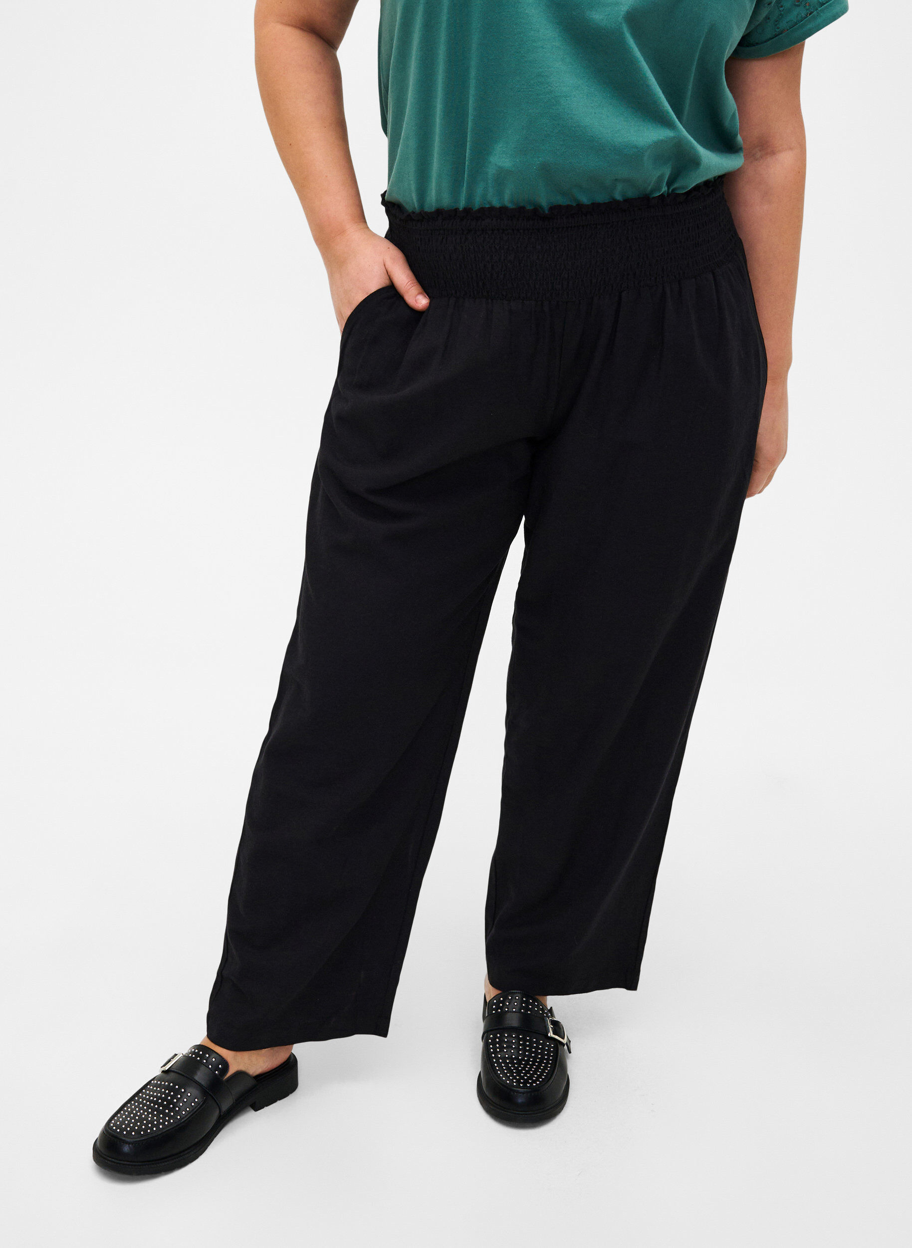 Zizzi Gesmokte Hose mit Leinen, Schwarz, Model image number 2