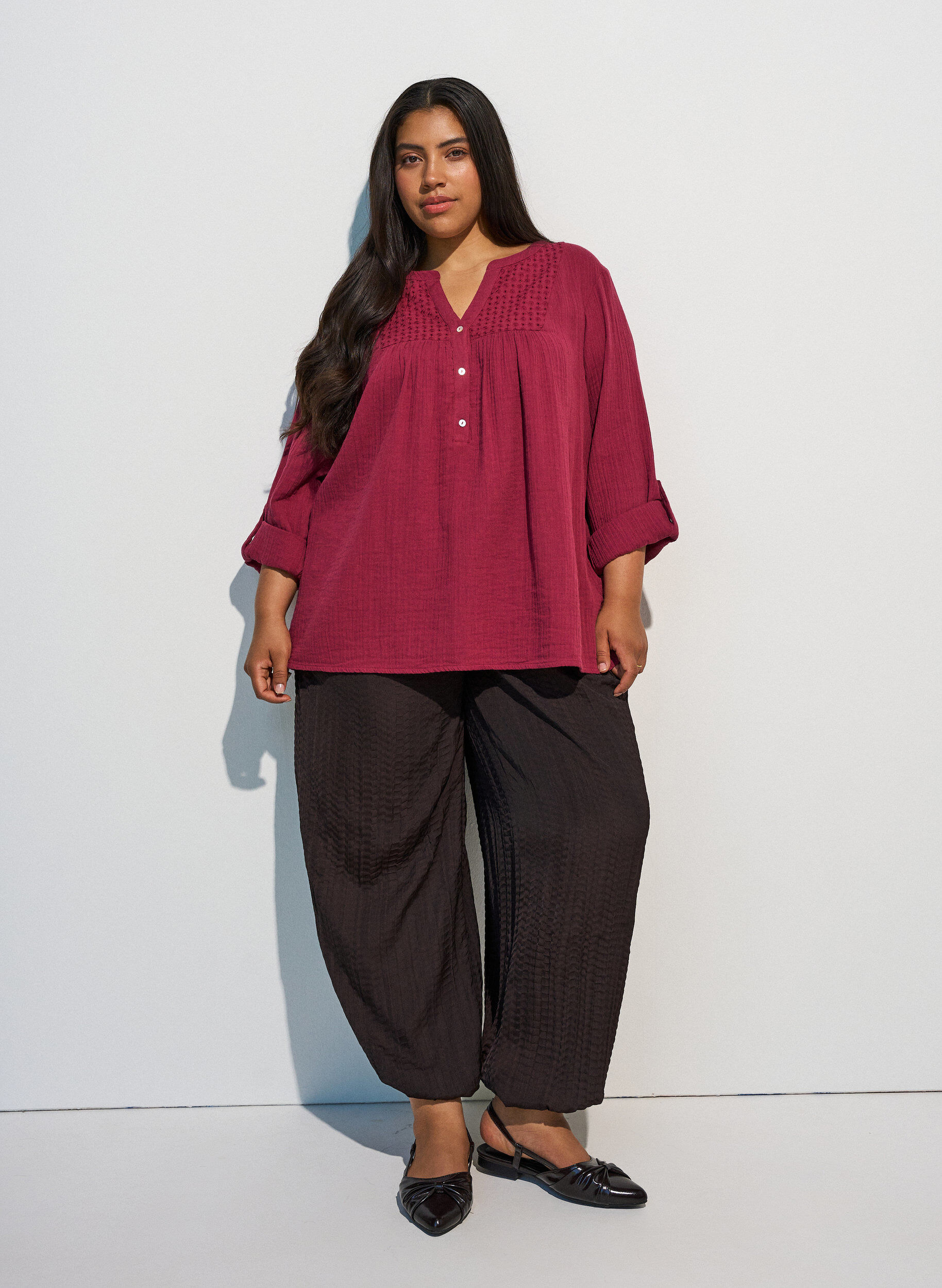 ZizziBluse aus Baumwollmusselin mit Lochstickerei, Rot, Model image number 1