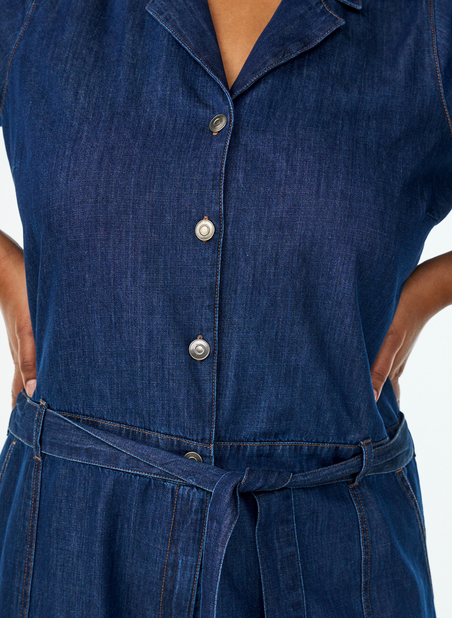 Zizzi Denim-Jumpsuit mit kurzen &Auml;rmeln und Bindeg&uuml;rtel, Blau, Model image number 2
