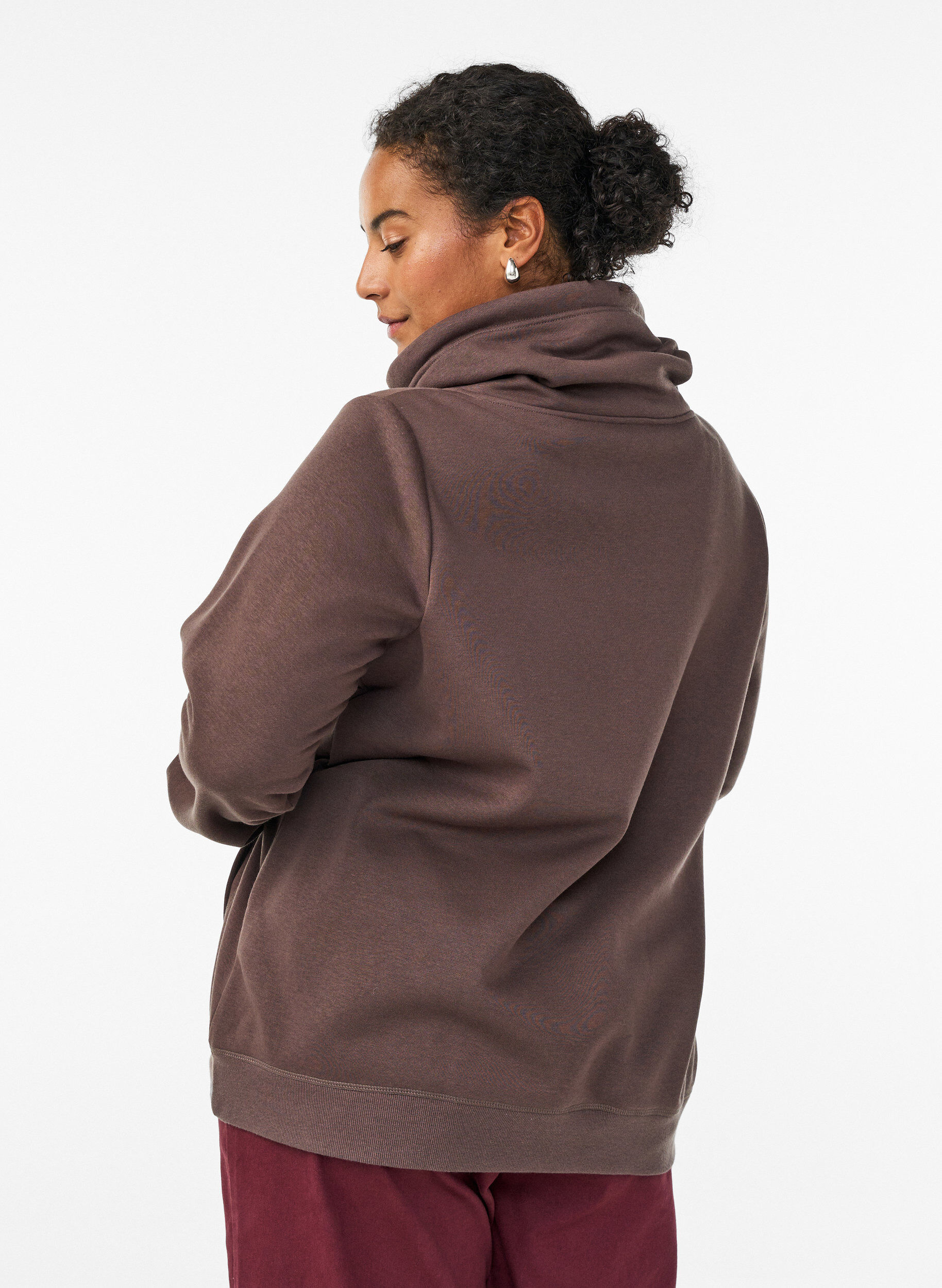 Zizzi Sweatshirt mit Stehkragen und Taschen, Braun, Model image number 2