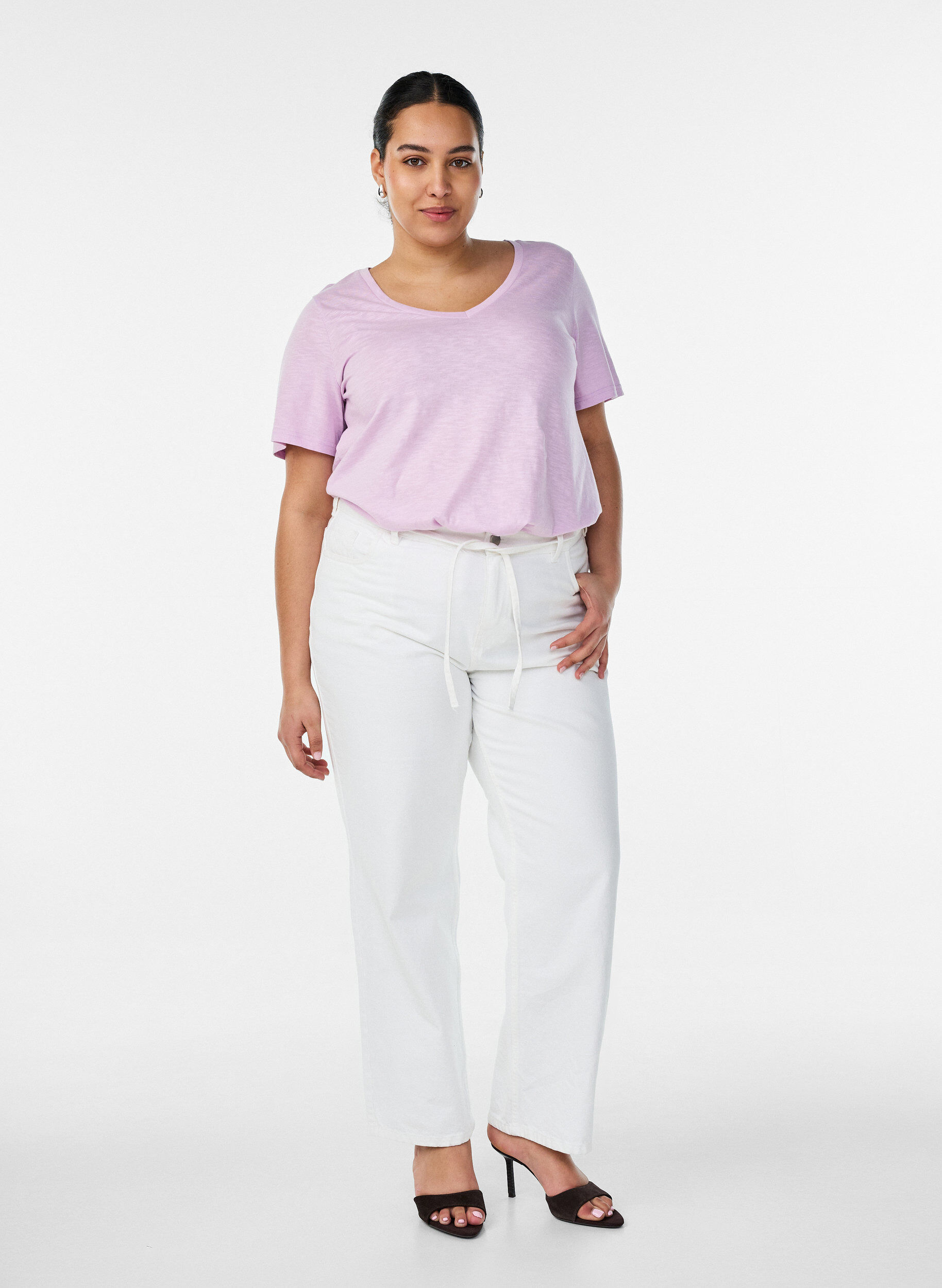 Zizzi Kurz&auml;rmeliges Basic T-Shirt mit V-Ausschnitt, lila, Model image number 1