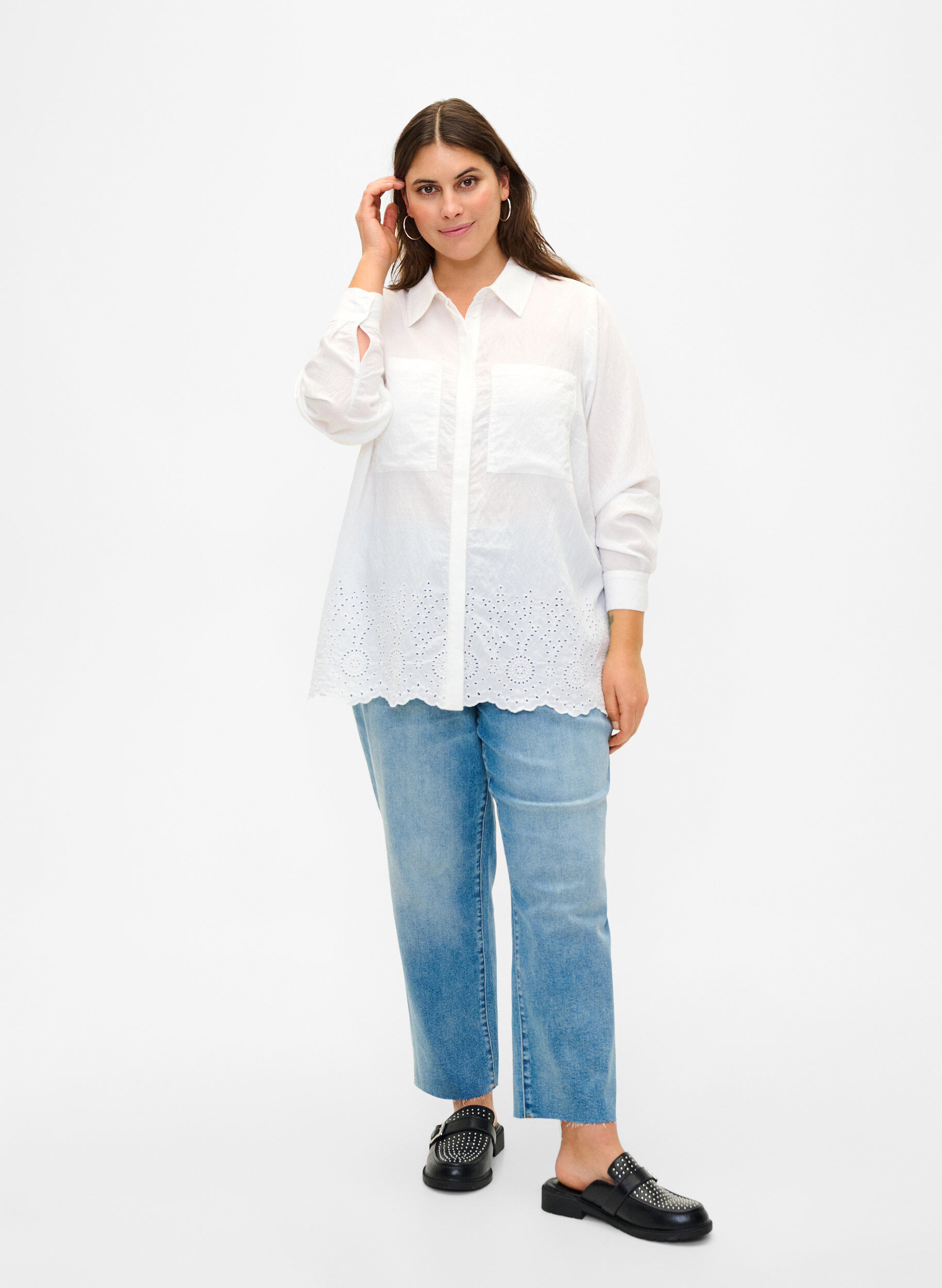 Zizzi Viskoseshirt mit Lochstickerei, Bright White, Model image number 2