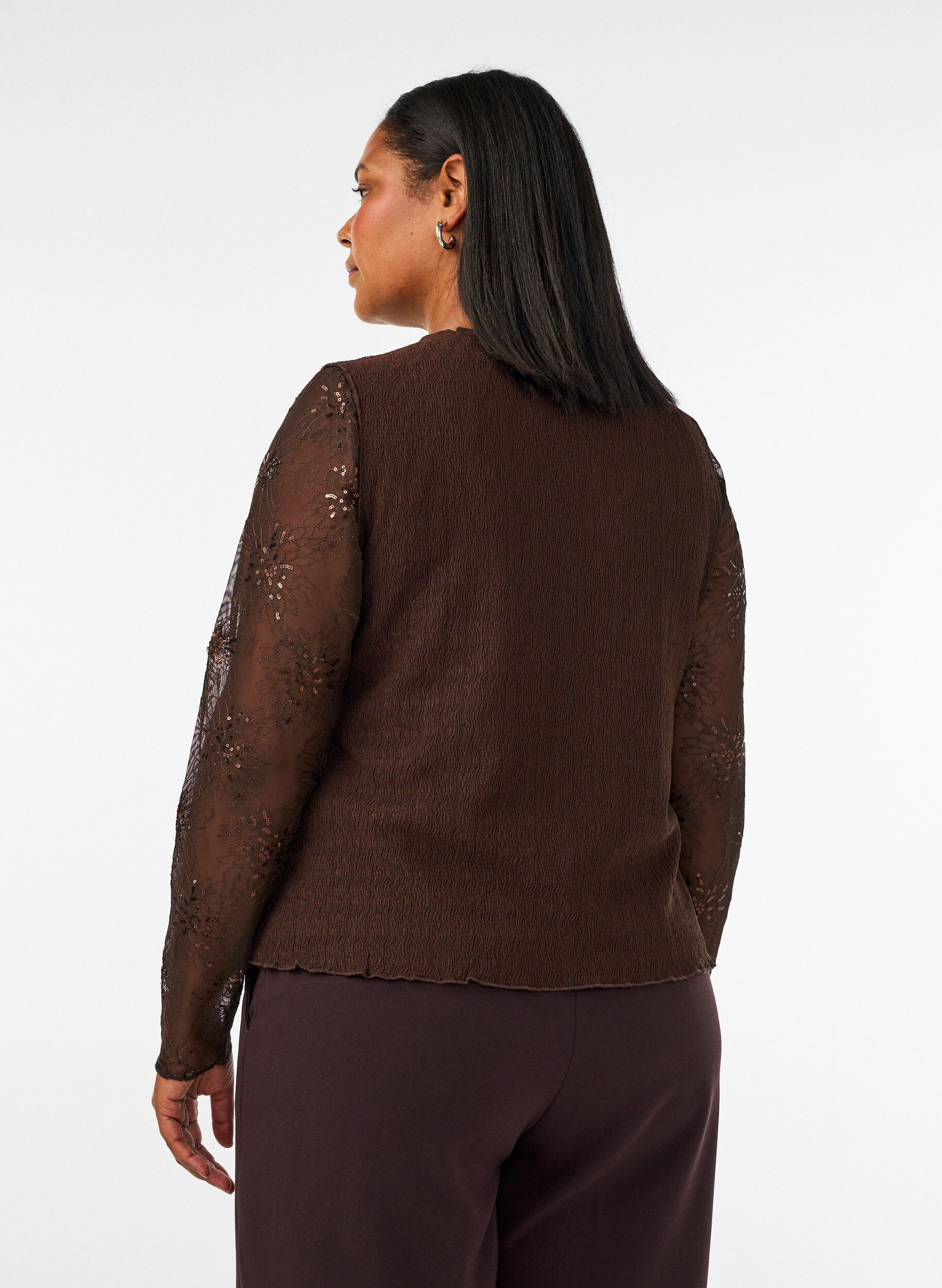 Zizzi&Auml;rmelloses Top mit welliger Struktur und Knopfverschluss, Braun, Model image number 2