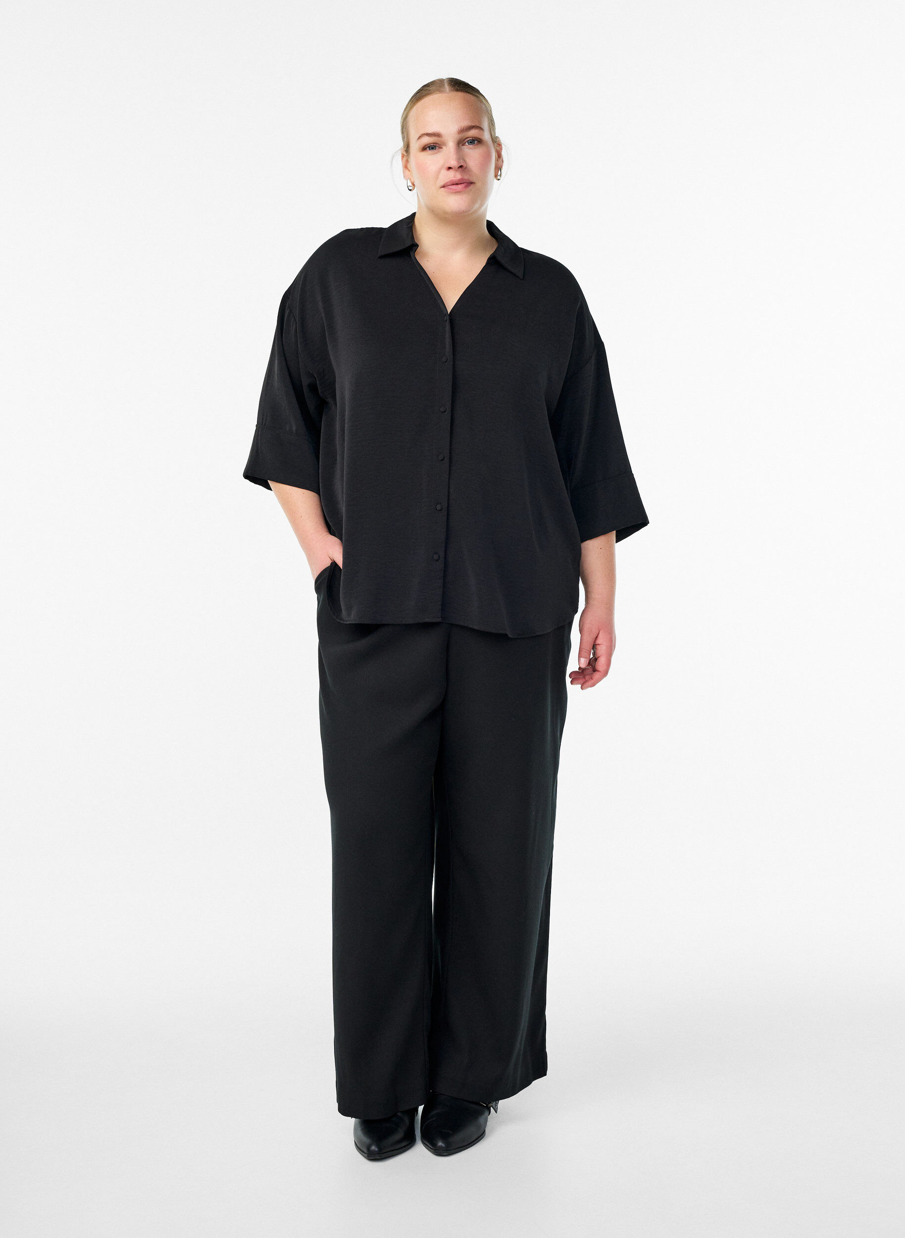 Zizzi Lockere Bluse mit V-Ausschnitt und 3/4-&Auml;rmeln, Schwarz, Model image number 1