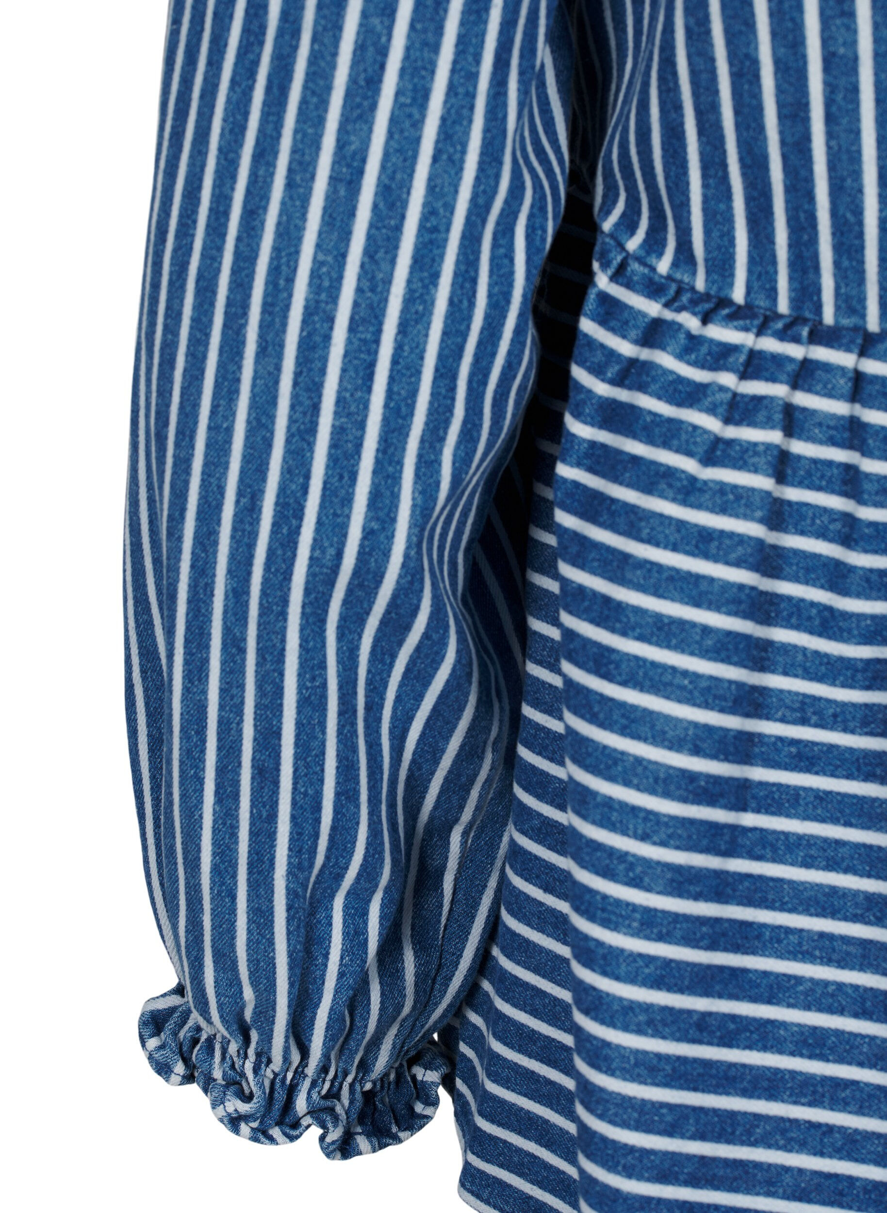 Zizzi Gestreifte Jeansbluse mit Schleife vorne, Blau, Packshot image number 3