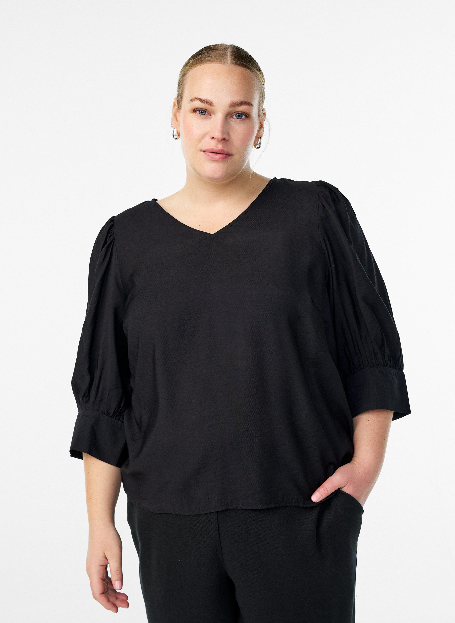 Bluse mit V-Ausschnitt und 3/4-&Auml;rmeln, Schwarz, Model