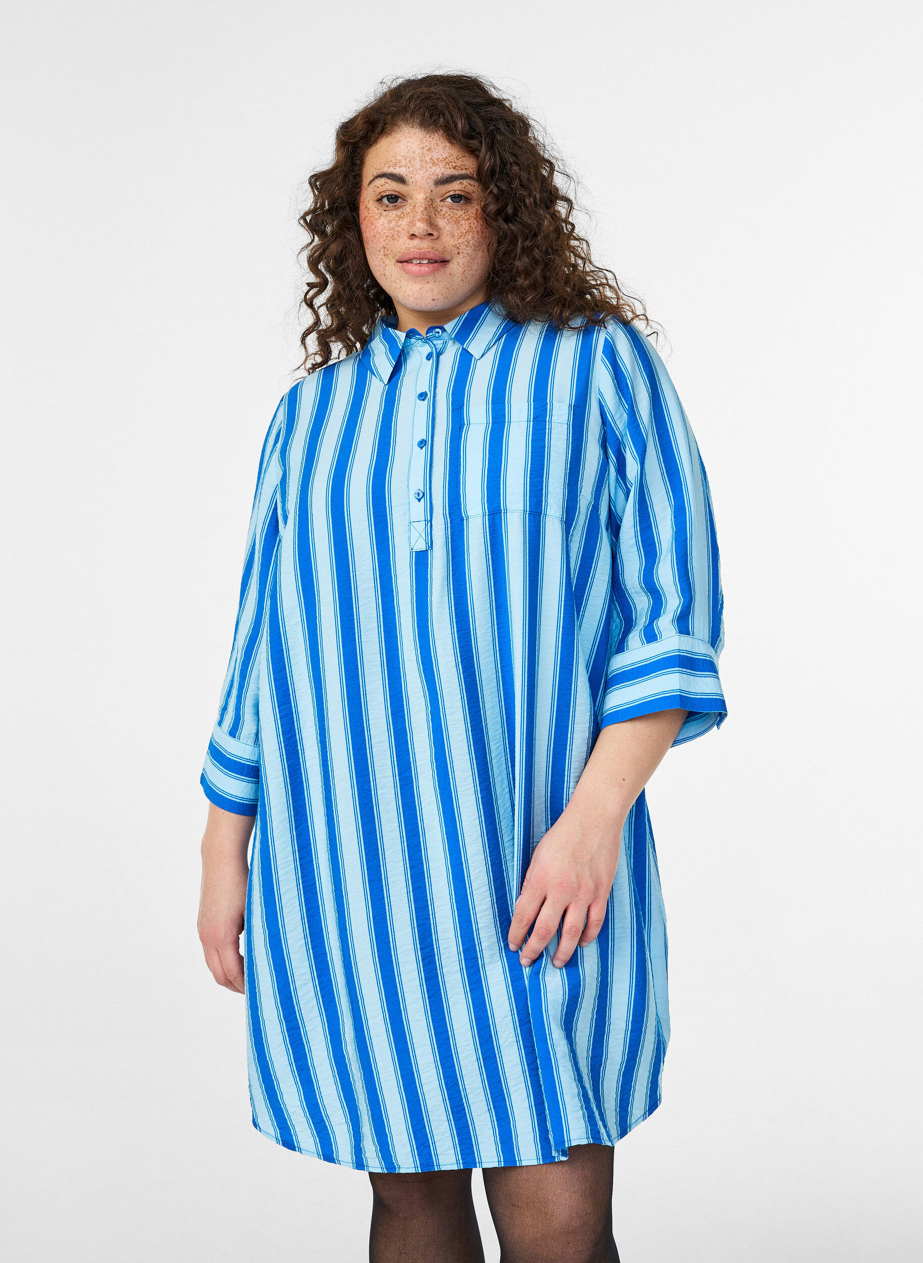 Kleid mit Kragen und Brusttasche, Blau, Model