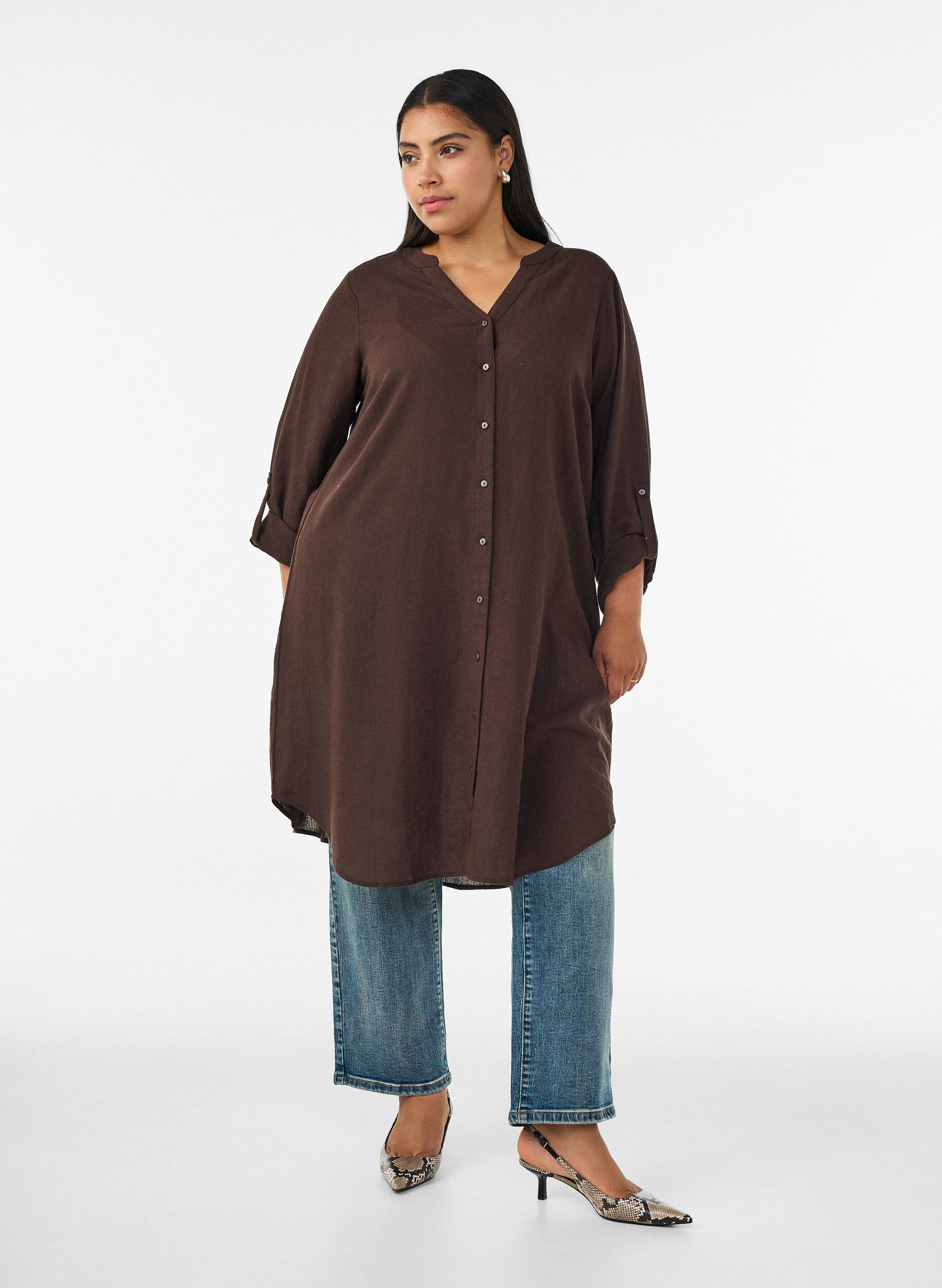 Lange Bluse aus Leinen und Viskose, Braun, Model