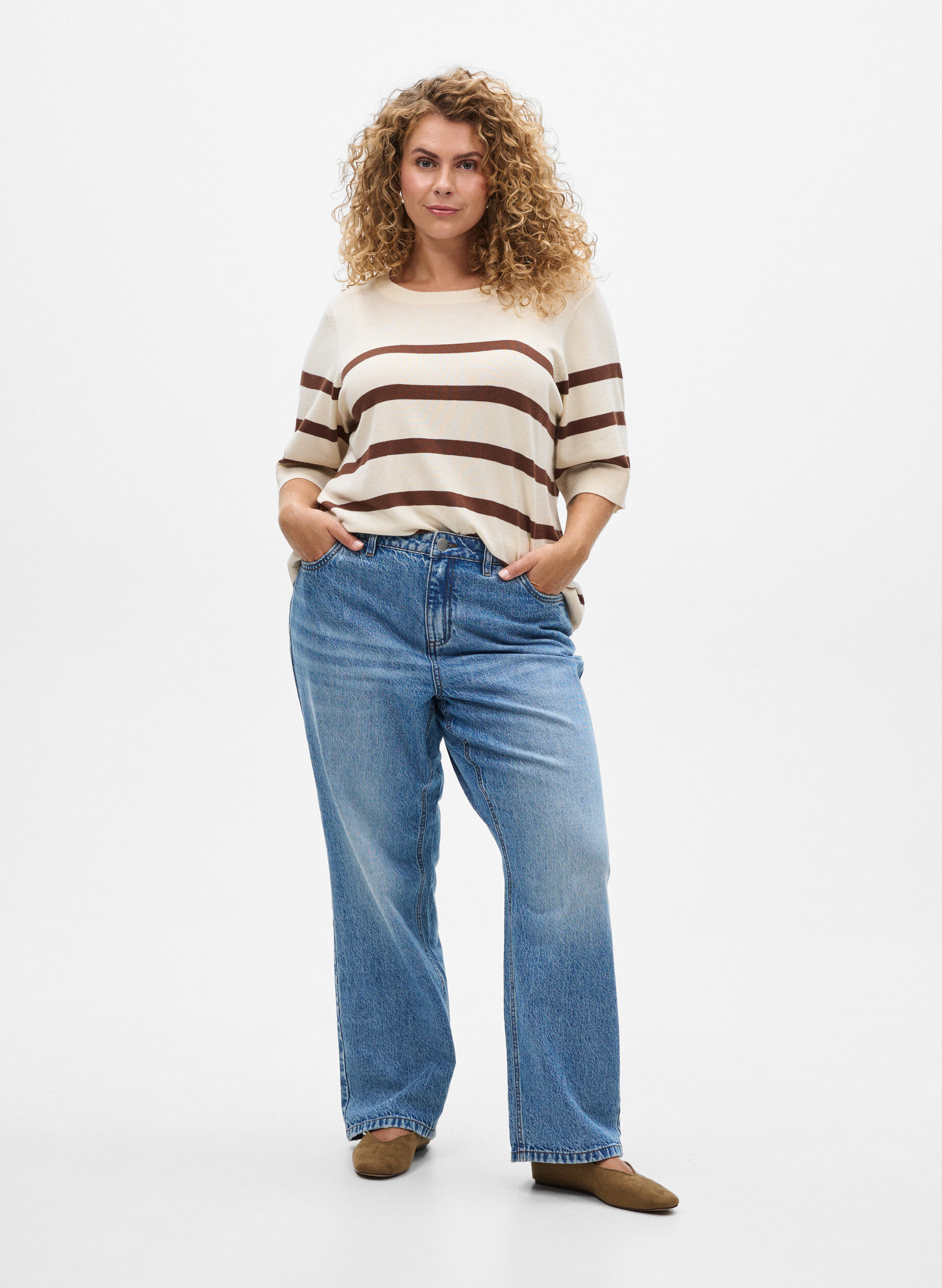 Zizzi Gestreiftes Stricktop mit kurzen &Auml;rmeln, Beige, Model image number 1