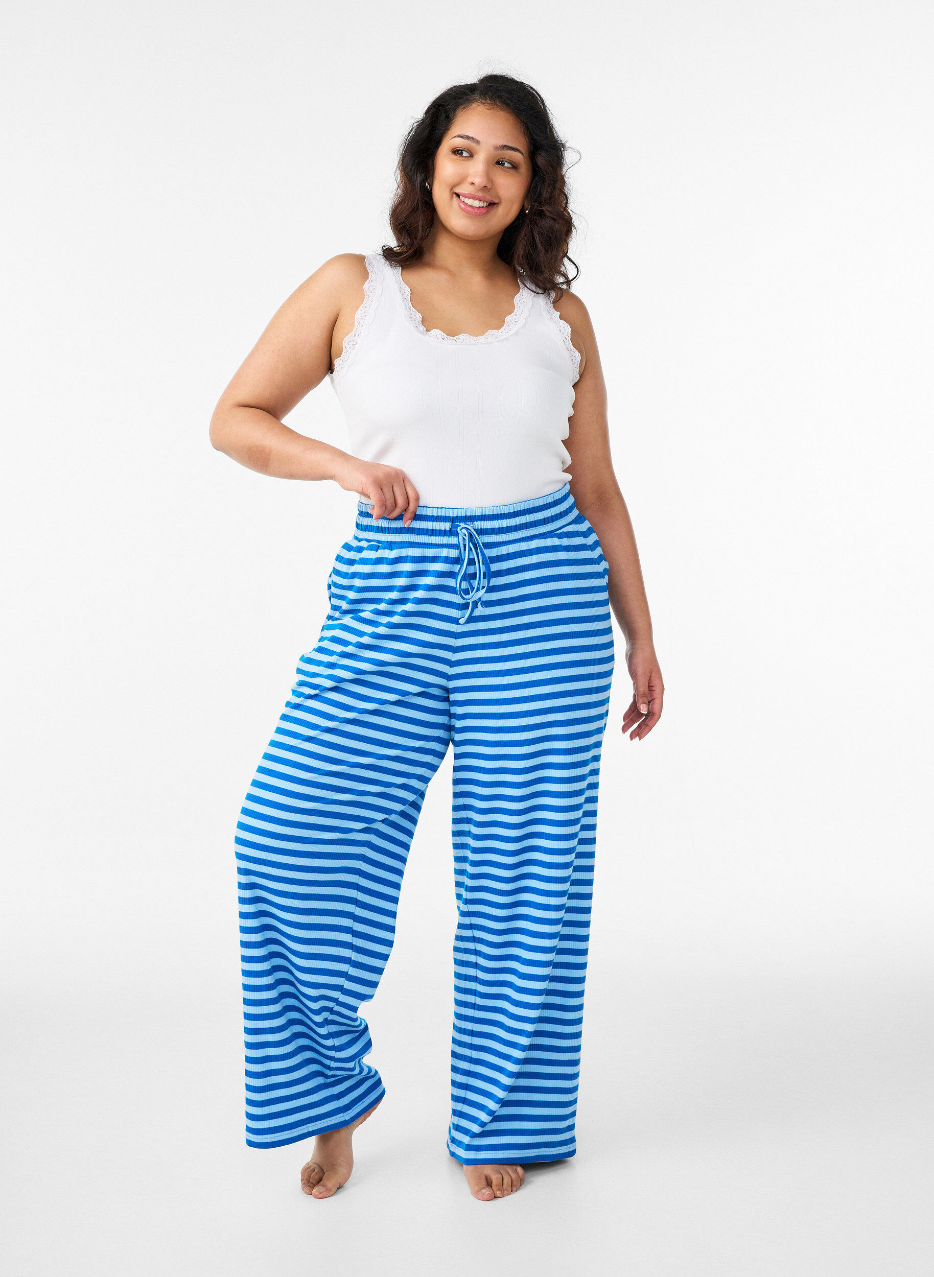 Gestreifte Schlafanzughose mit hoher Taille und weiten Beinen, Blau, Model