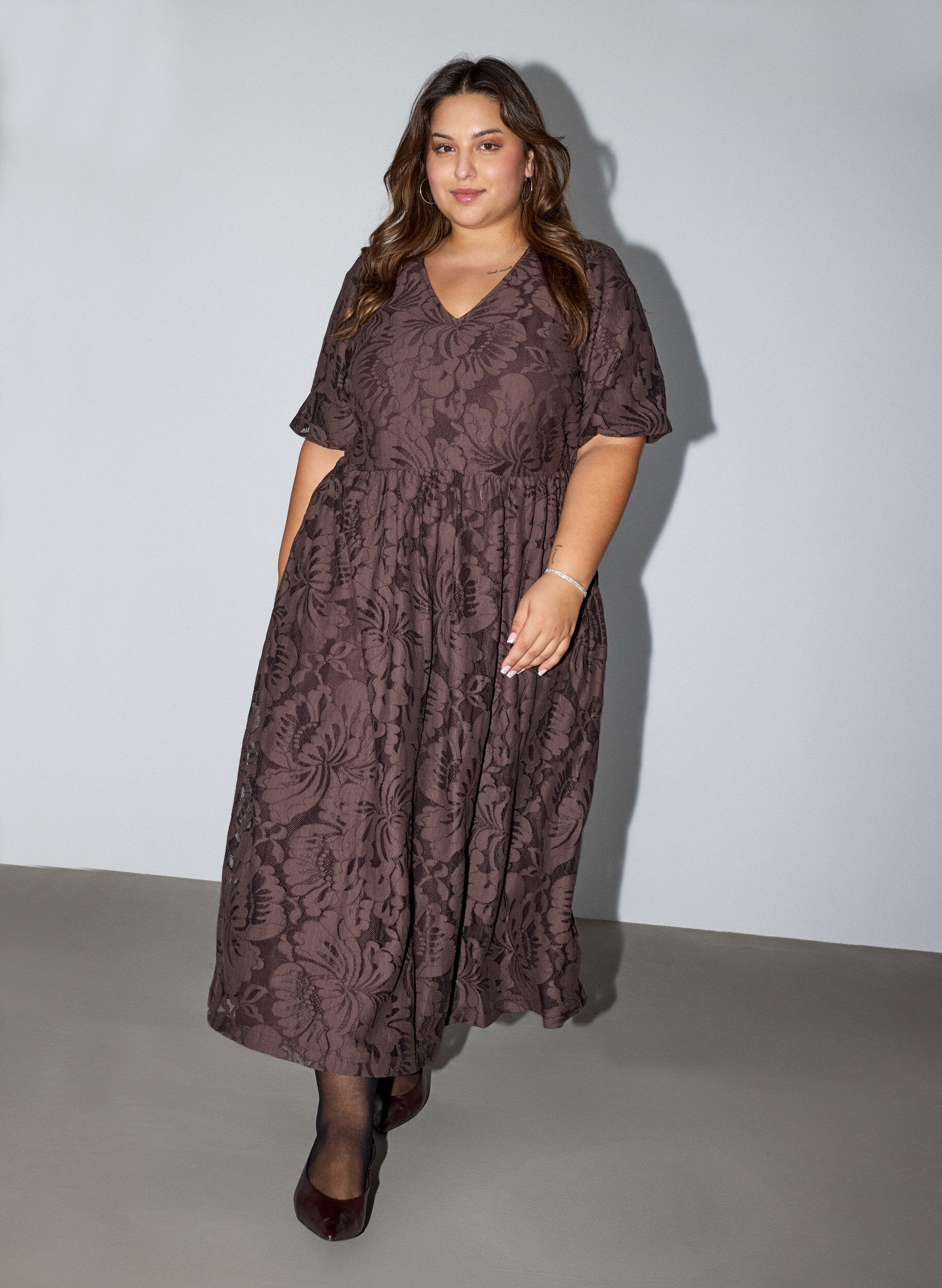 Midikleid aus gebl&uuml;mtem Jacquard, Braun, Model