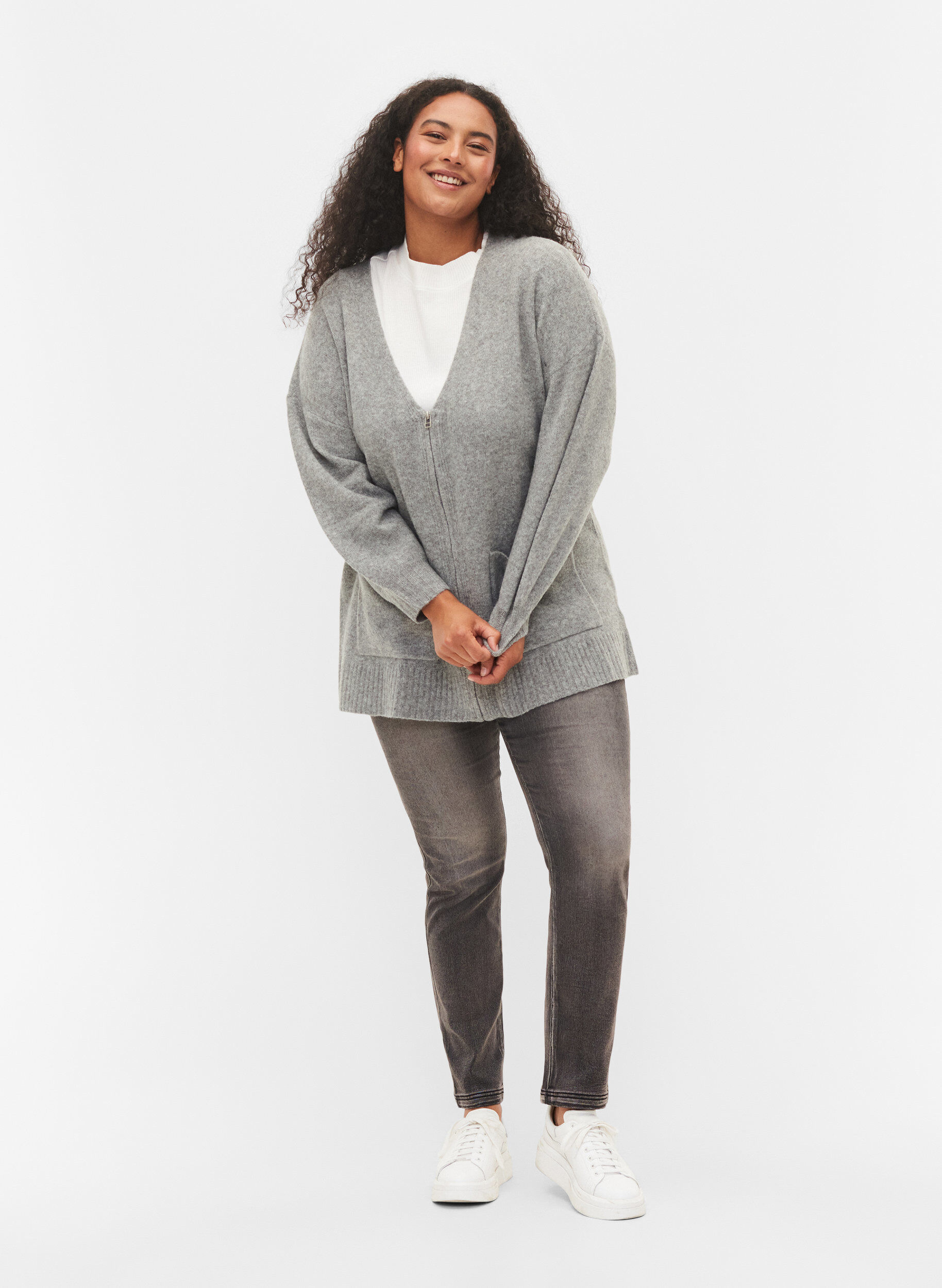 Zizzi Langer Strick-Cardigan mit Rei&szlig;verschluss und Taschen, Medium Grey Melange, Model image number 2