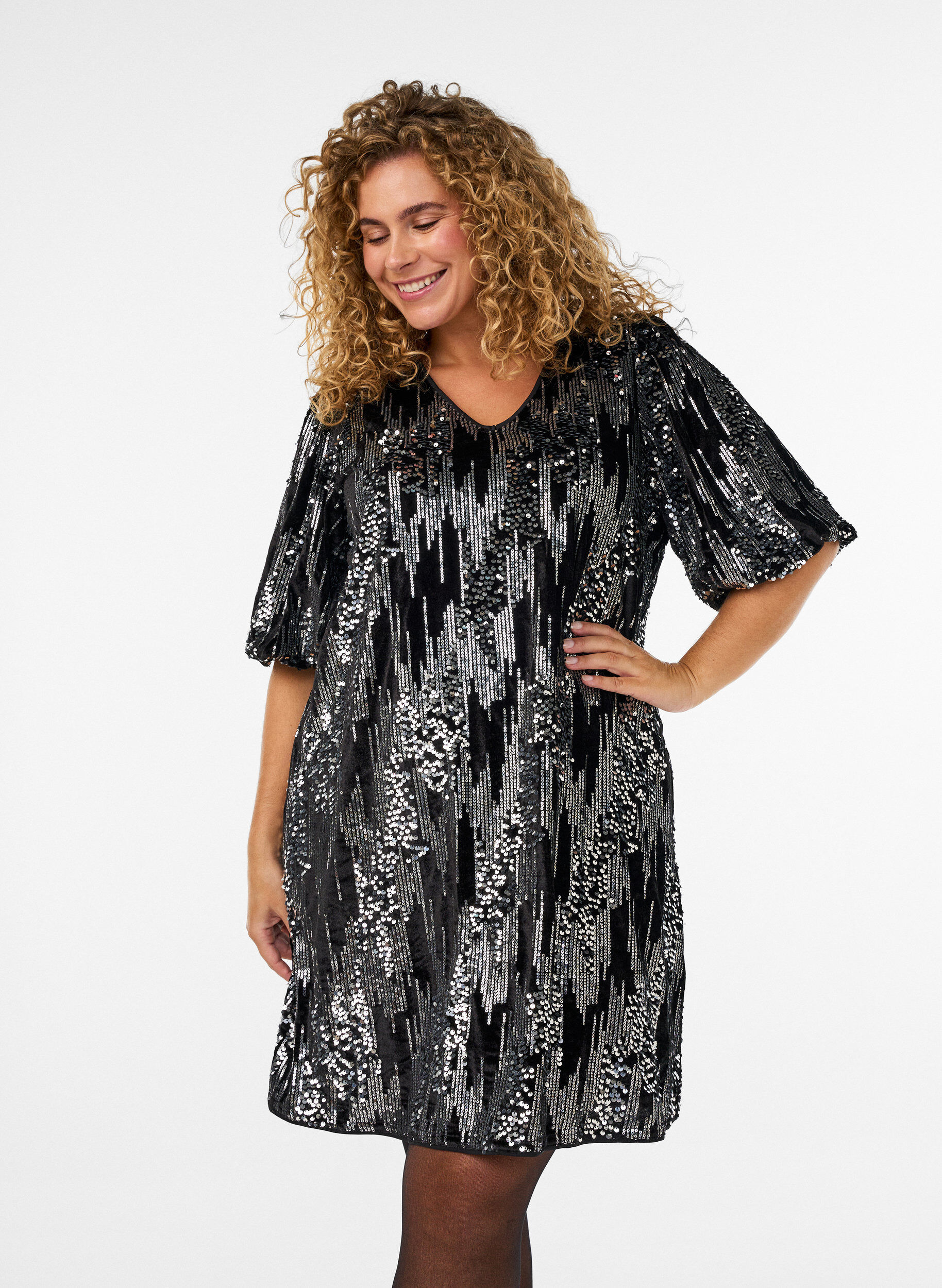 ZizziKurzes Kleid mit Pailletten und Ballon&auml;rmeln, Schwarz, Model image number 2