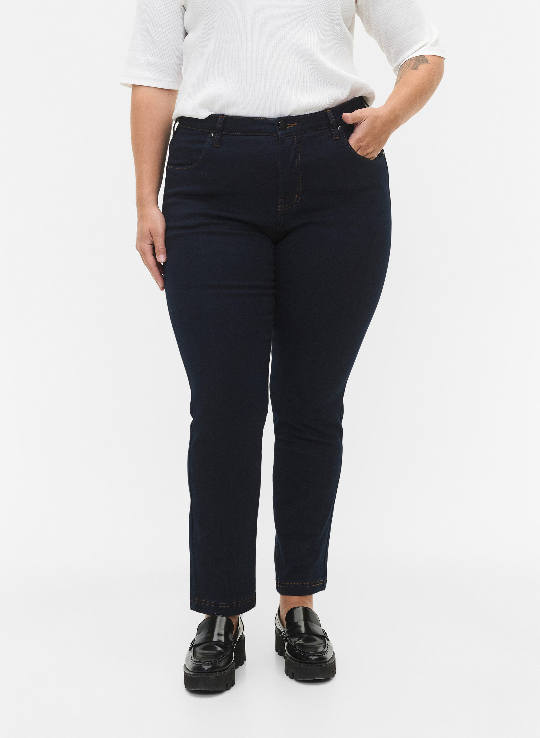 Zizzi Slim Fit Emily Jeans mit normaler Taillenh&ouml;he, Blau, Model image number 2