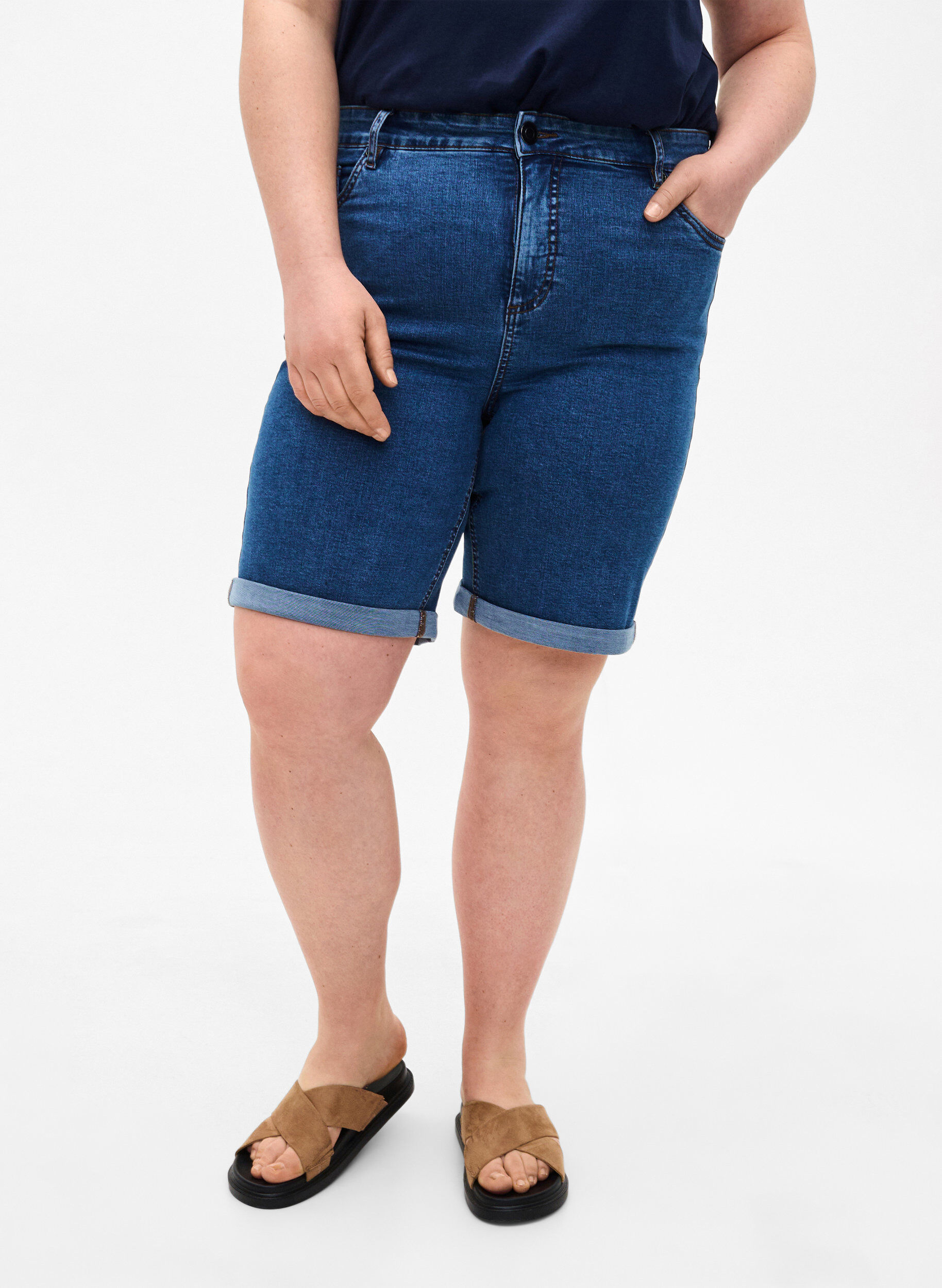 Zizzi Eng anliegende Denim-Shorts mit hoher Taille, Blue Denim, Model image number 2