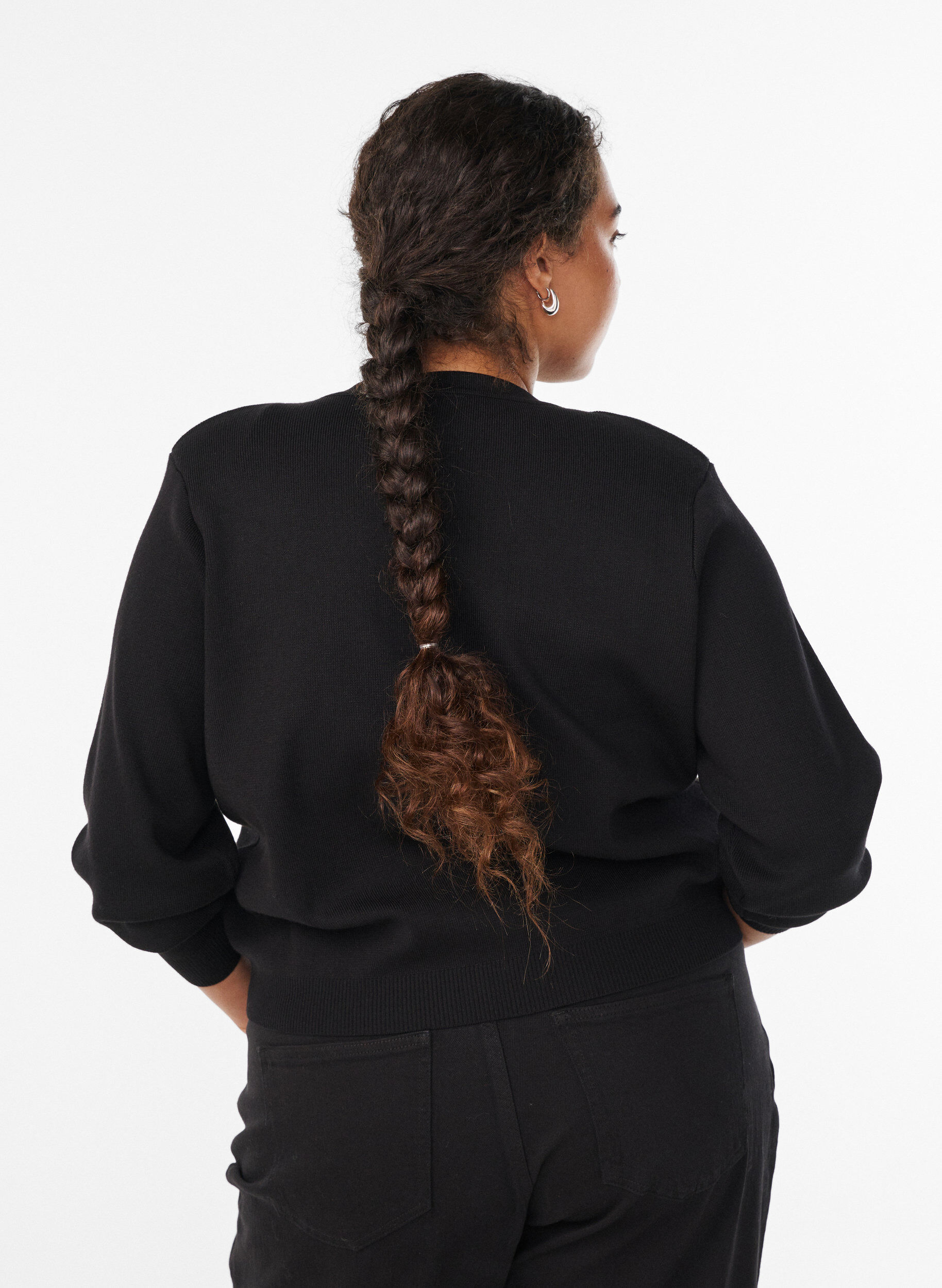 Zizzi Cardigan mit dekorativen goldenen Kn&ouml;pfen, Schwarz, Model image number 2