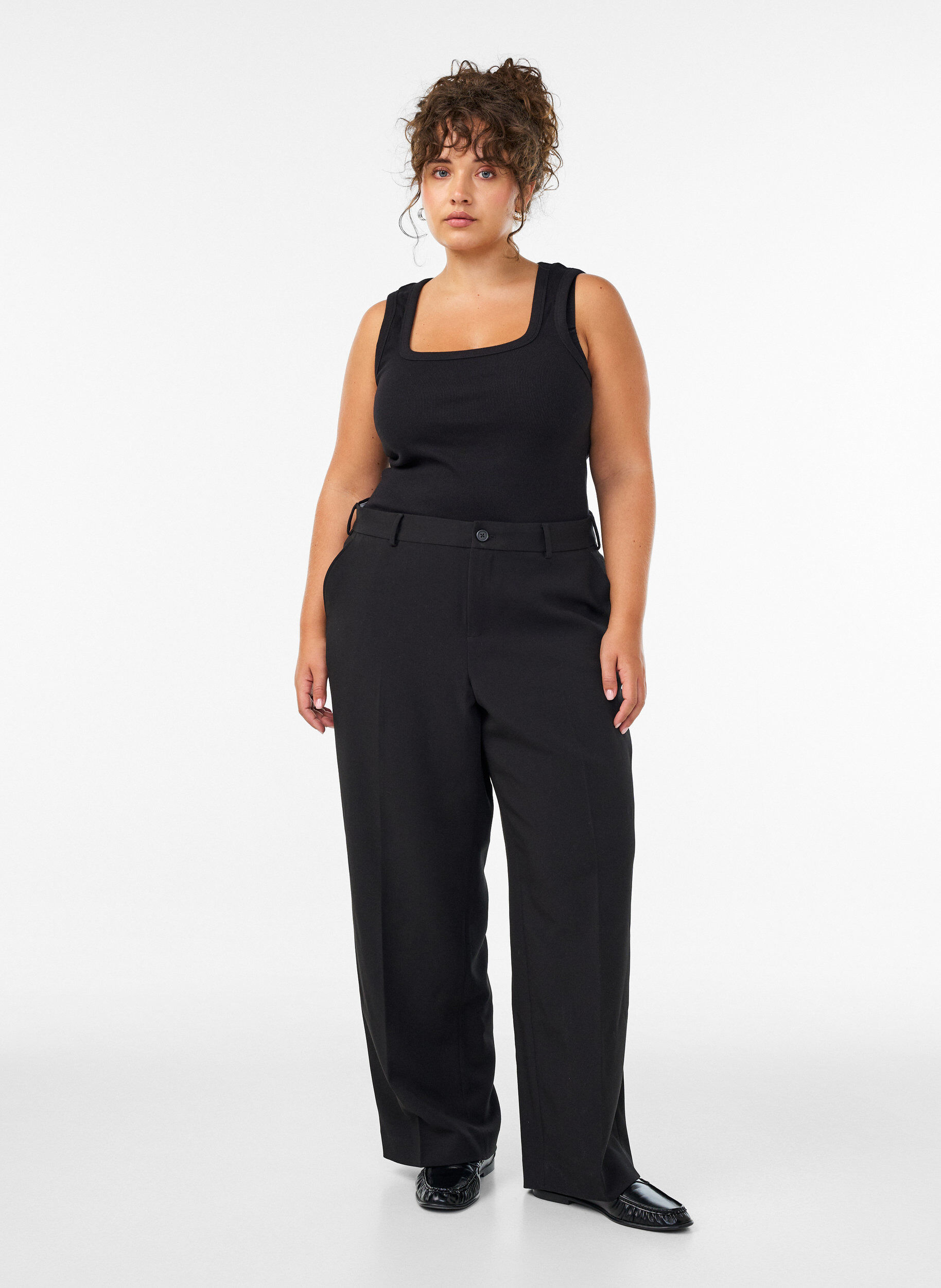 Weite Anzughose mit hoher Taille, Schwarz, Model