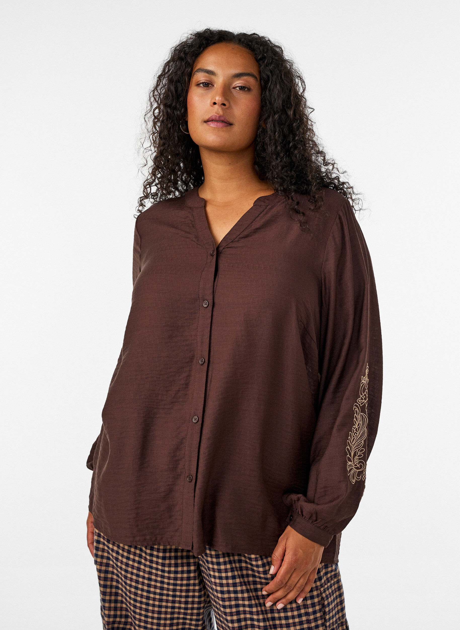 ZizziBluse aus Viskose mit bestickten &Auml;rmeln, Braun, Model image number 0