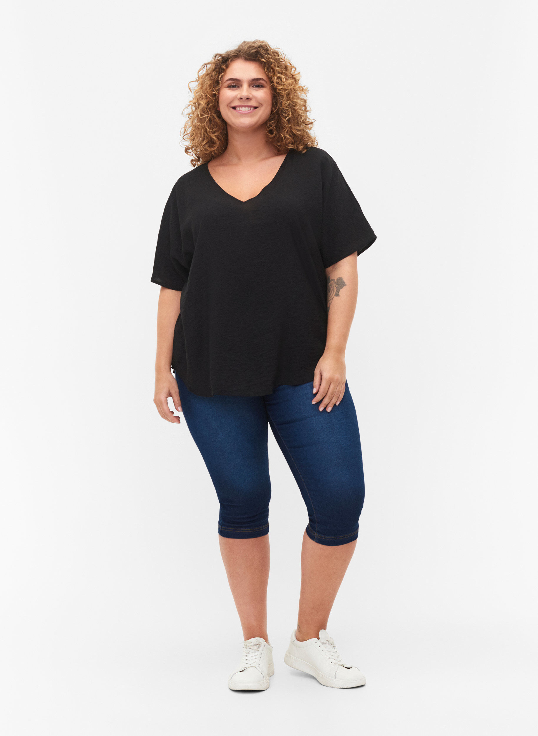 Zizzi Viskose Bluse mit kurzen &Auml;rmeln und V-Ausschnitt, Black, Model image number 2