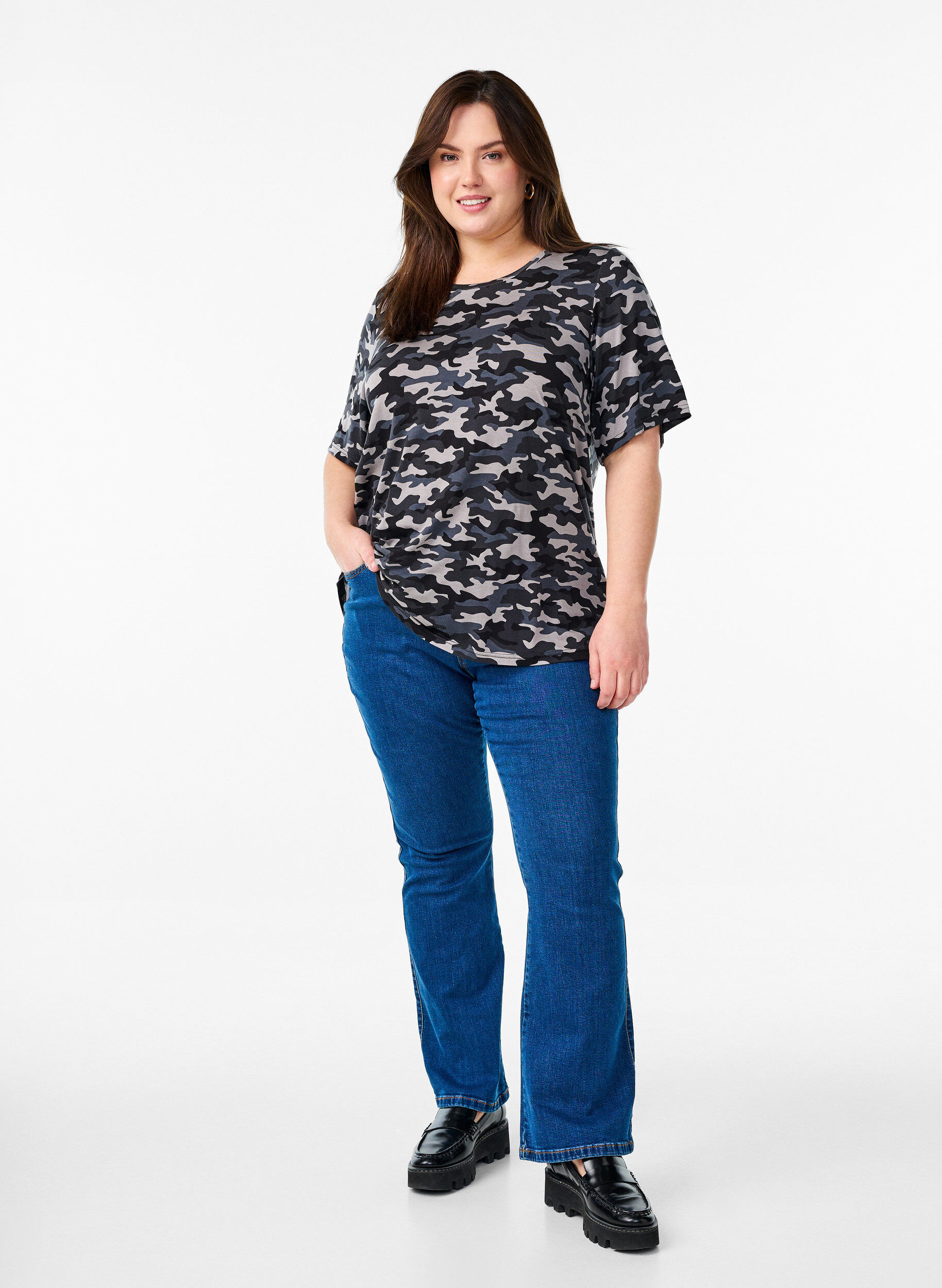 Zizzi T-Shirt mit TENCEL&trade; Lyocell und Tarnmuster, Grau, Model image number 1