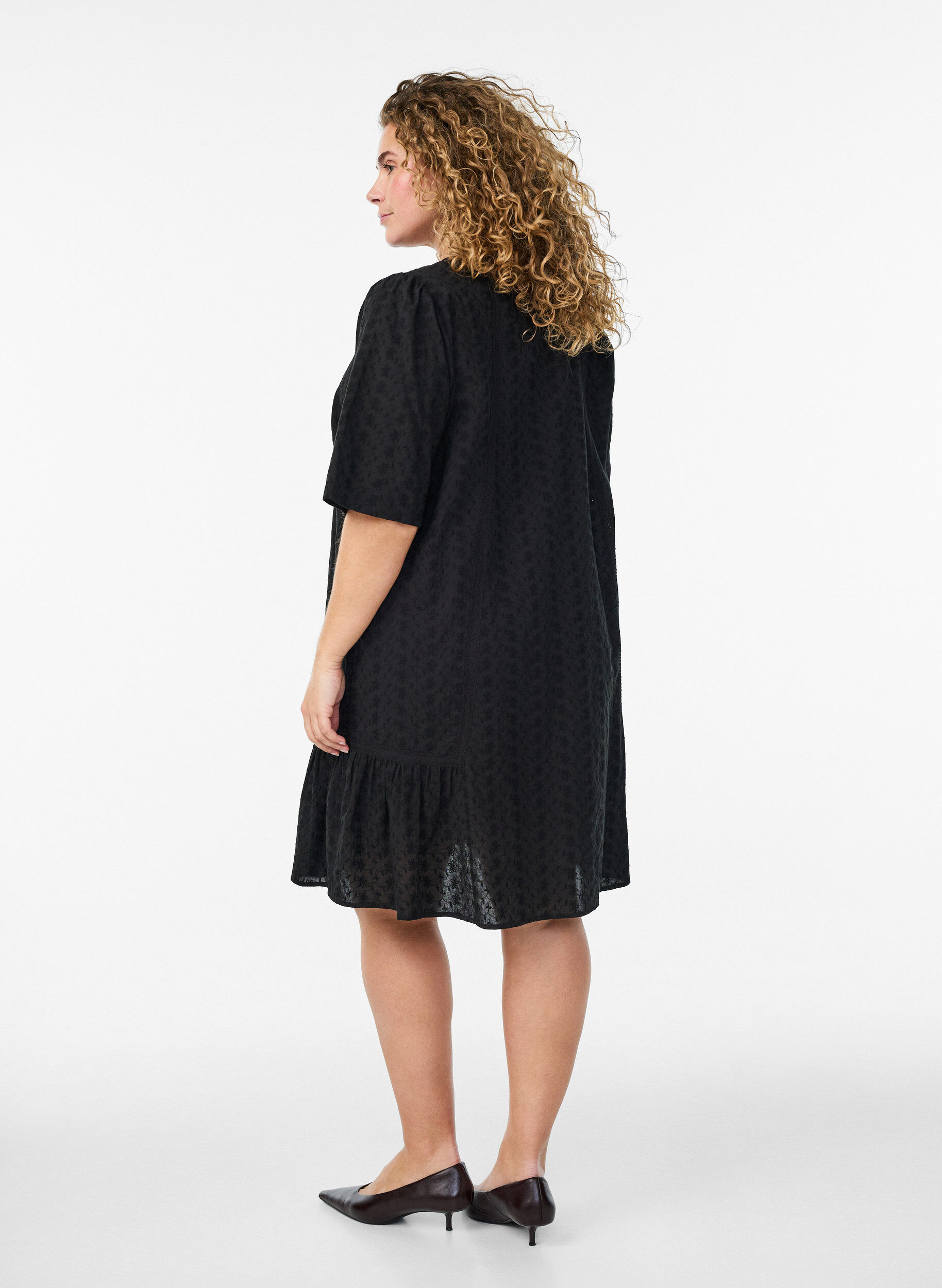 Zizzi Knielanges Kleid aus Baumwolle mit Stickerei und V-Ausschnitt, Schwarz, Model image number 2