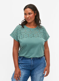 Lockeres T-Shirt mit Broderie anglaise, Sea Pine, Model