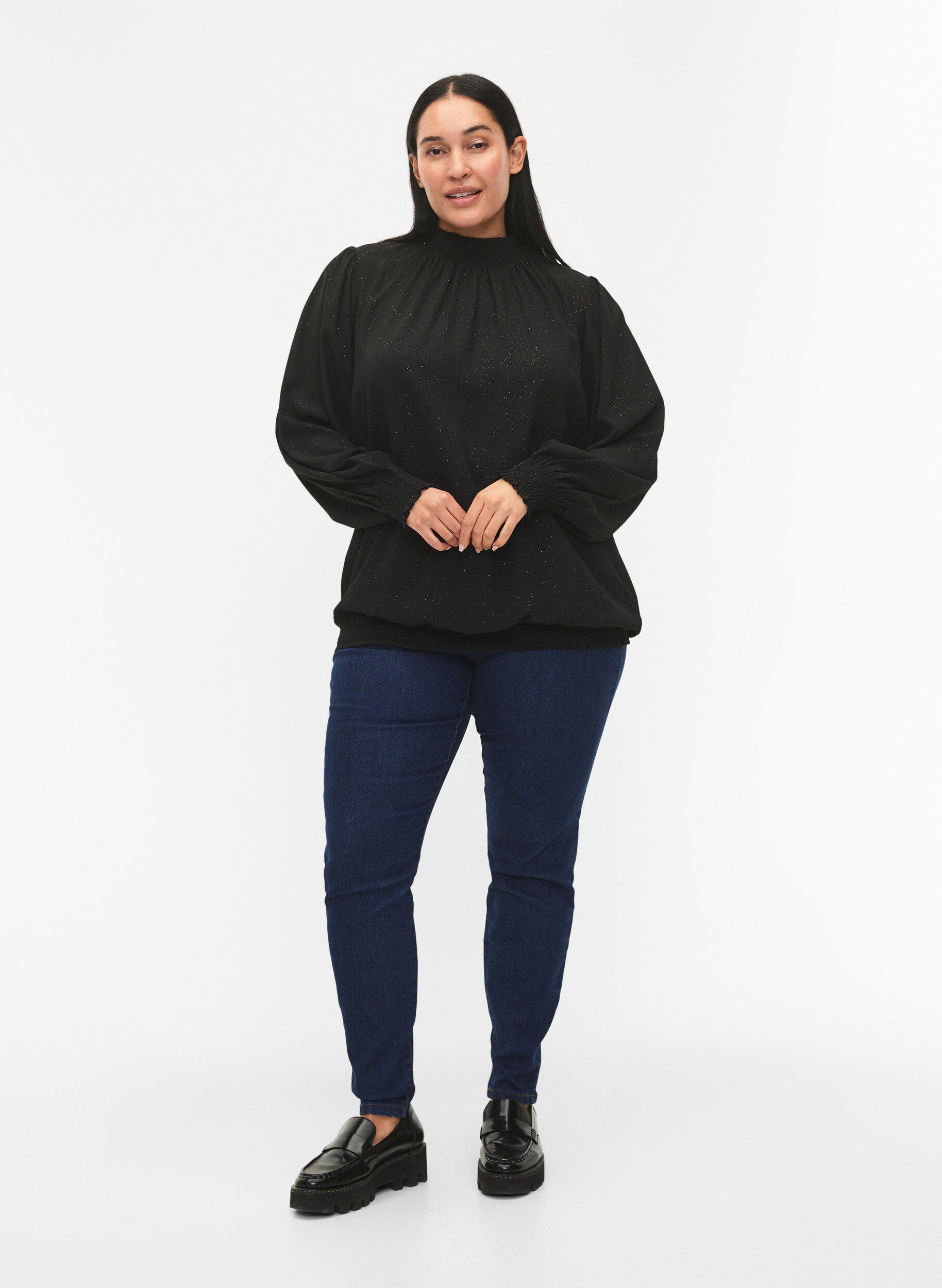 Zizzi FLASH &ndash; Lang&auml;rmelige gesmockteBluse mit Glitzer-Details	, Black w. Silver, Model image number 2