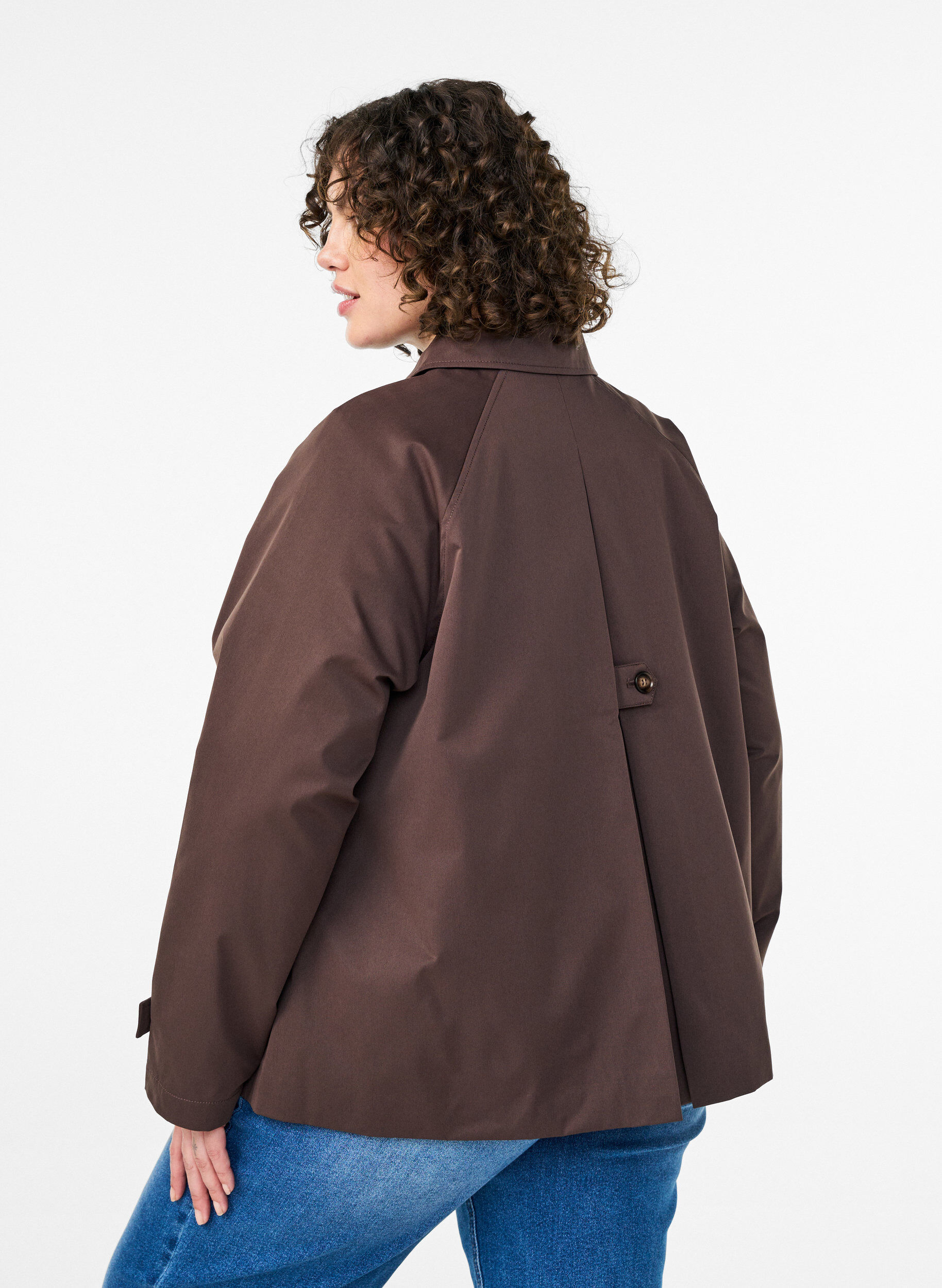 Zizzi Kurzer Trenchcoat mit Kragen und Raglan&auml;rmeln, Braun, Model image number 2