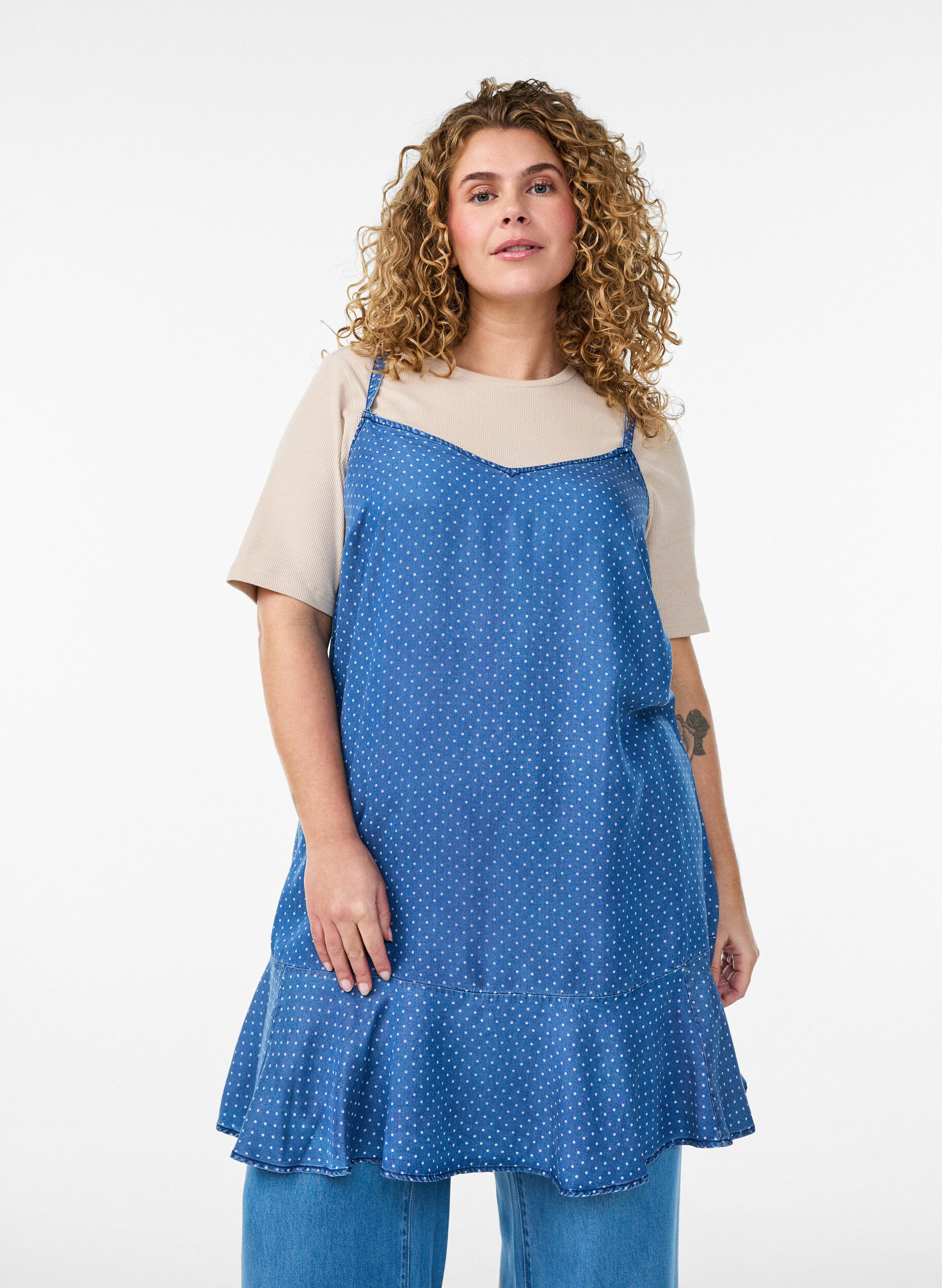 Zizzi Knielanges Tr&auml;gerkleid aus TENCEL&trade; Lyocell in Denim-Optik, Blau, Model image number 3
