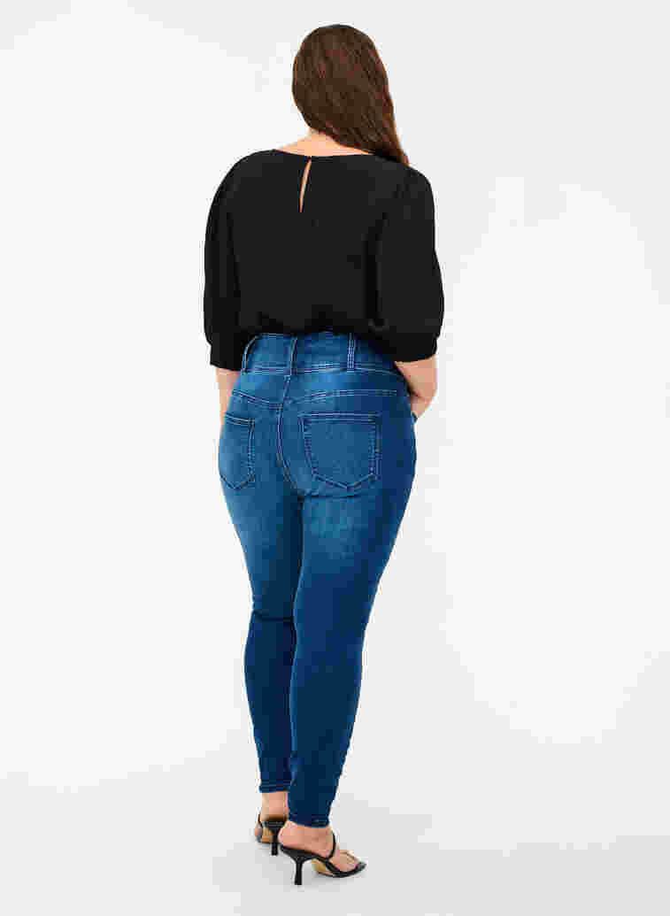 Super Slim Bea Jeans mit hoher Taille, Blue denim, Model