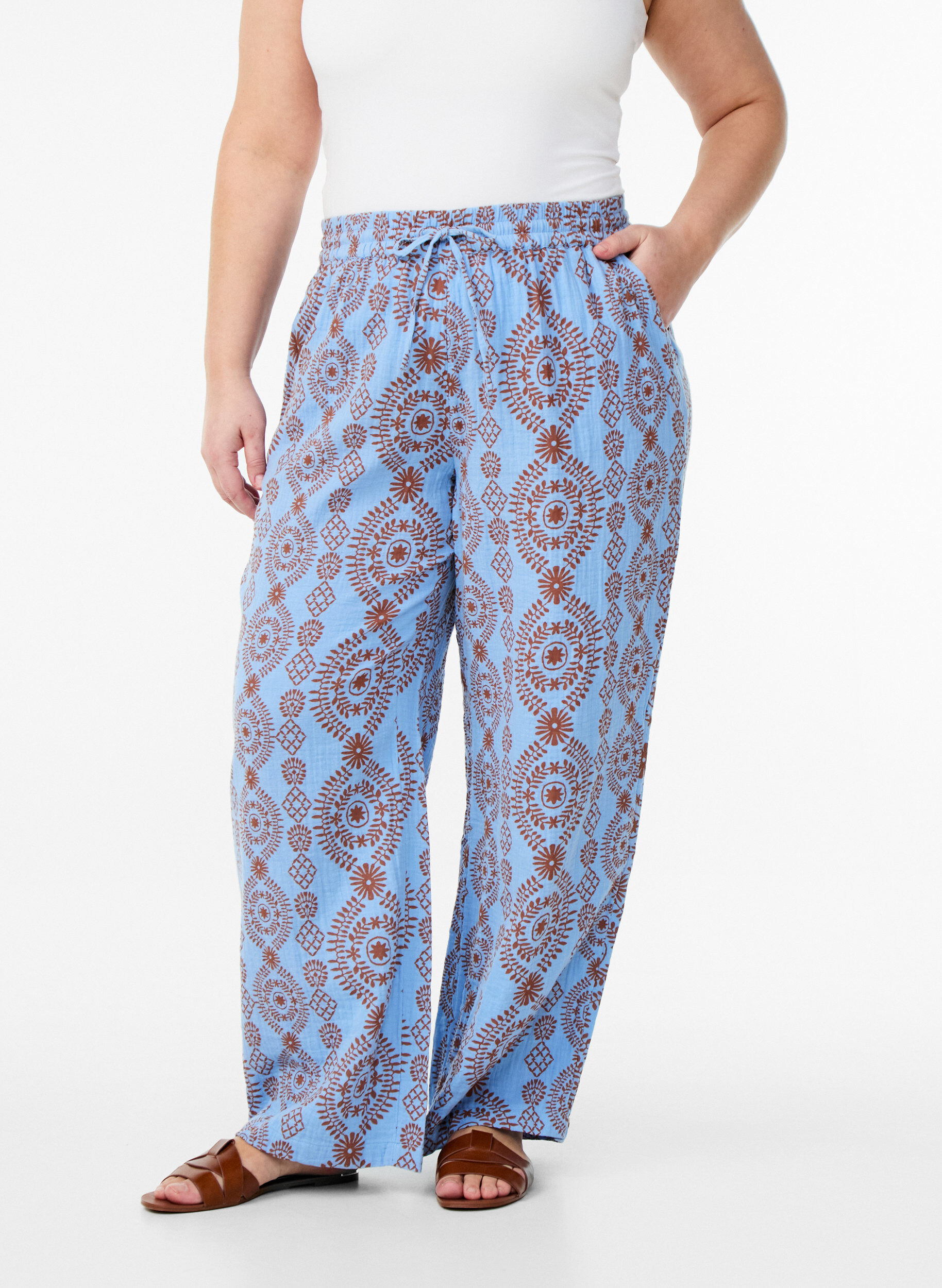 Zizzi Lockere Hose aus gemustertem Baumwollmusselin, Blau, Model image number 2