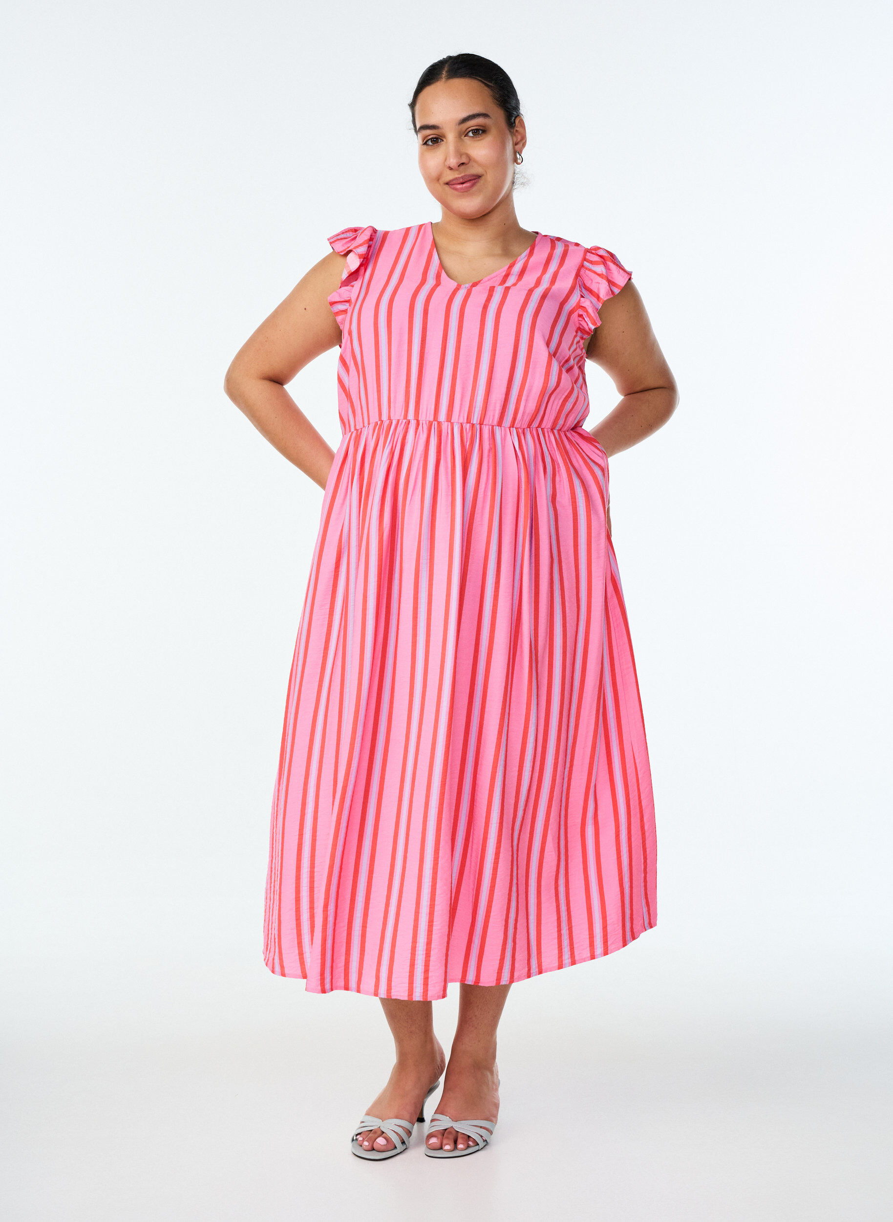 Gestreiftes Midikleid mit Empire-Schnitt und R&uuml;schen, Pink, Model