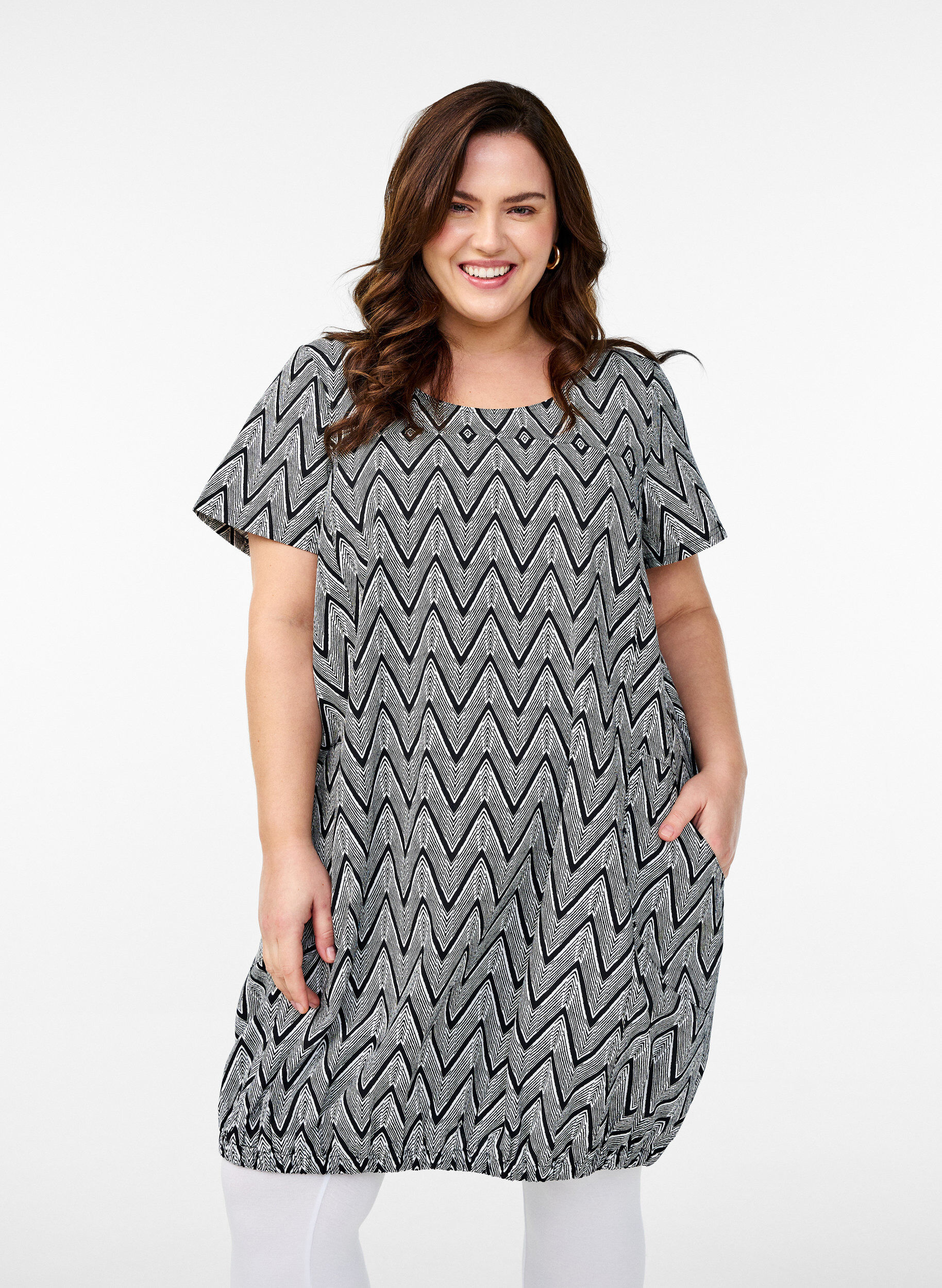 Kurz&auml;rmliges Baumwollkleid mit Aufdruck, Schwarz, Model