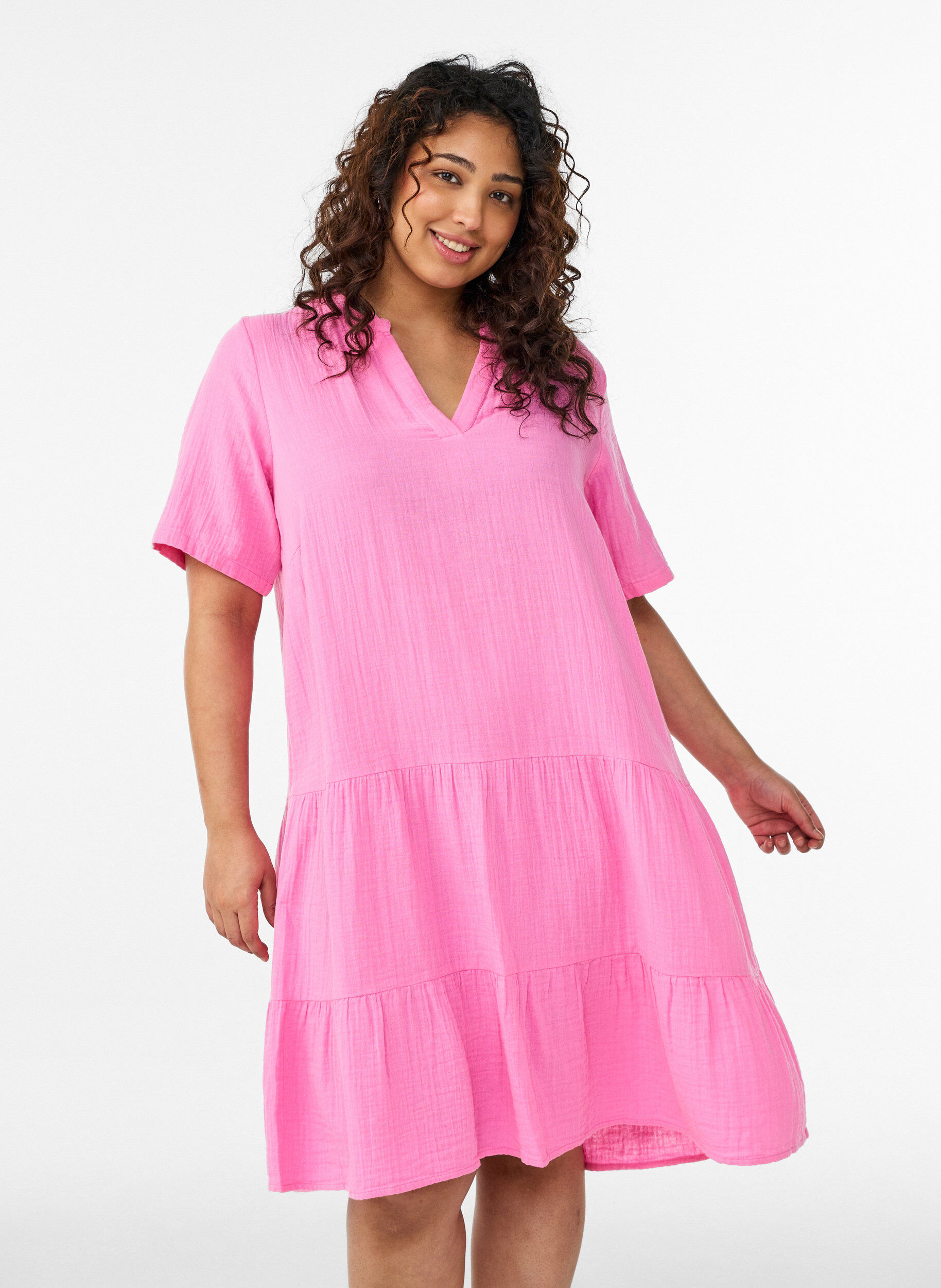 Kurzes A-Linien-Kleid aus Baumwollmusselin, Pink, Model