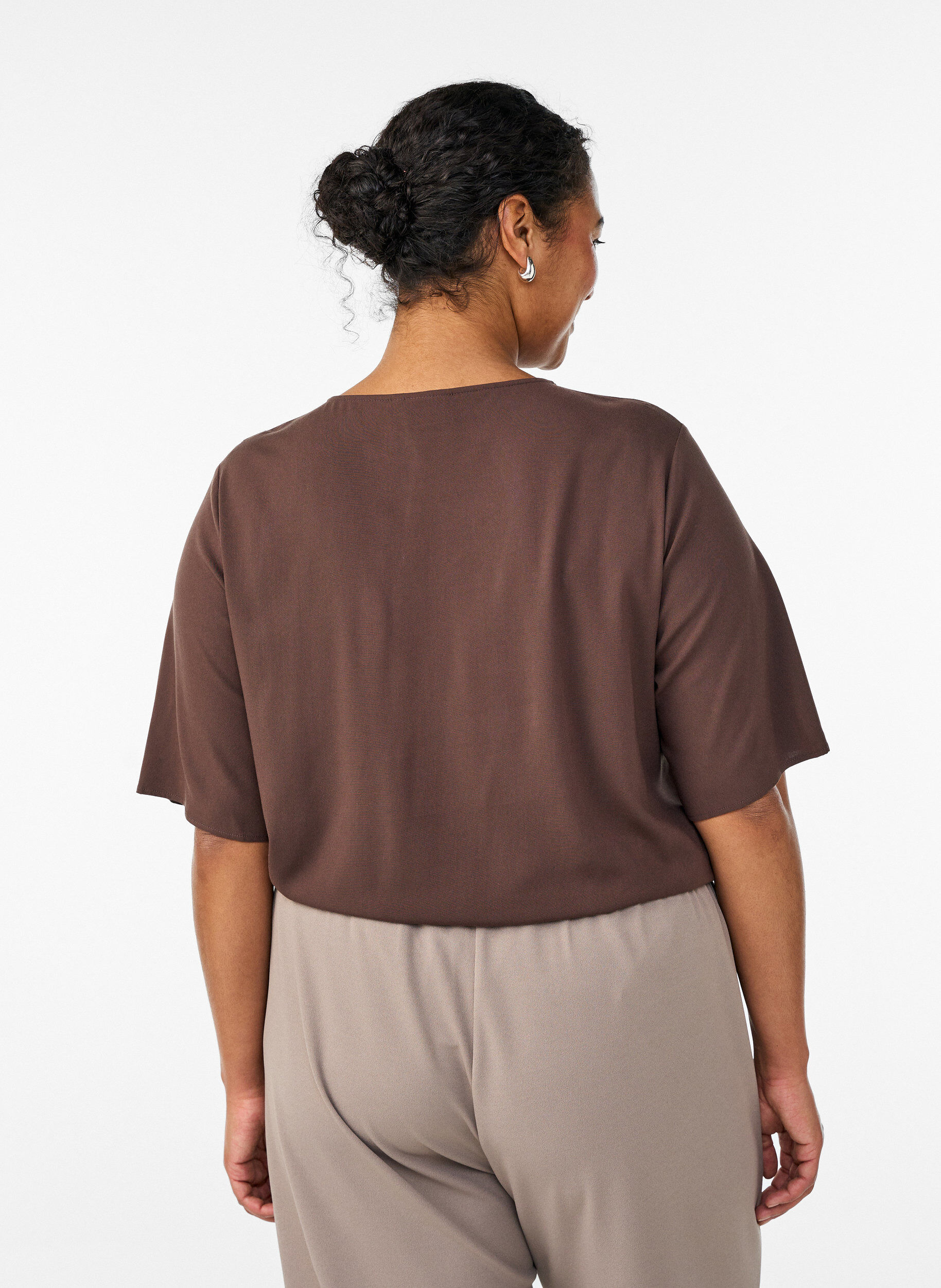 Zizzi FLASH &ndash; Kurz&auml;rmelige, gewebte Bluse mit Rundhals, Braun, Model image number 2