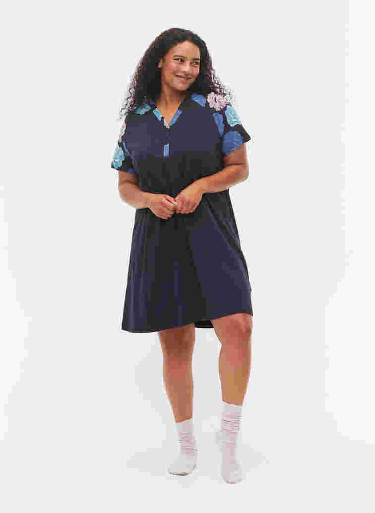 Kurzarm Nachthemd aus Baumwolle mit Printdetails, Blue Flower, Model image number 1