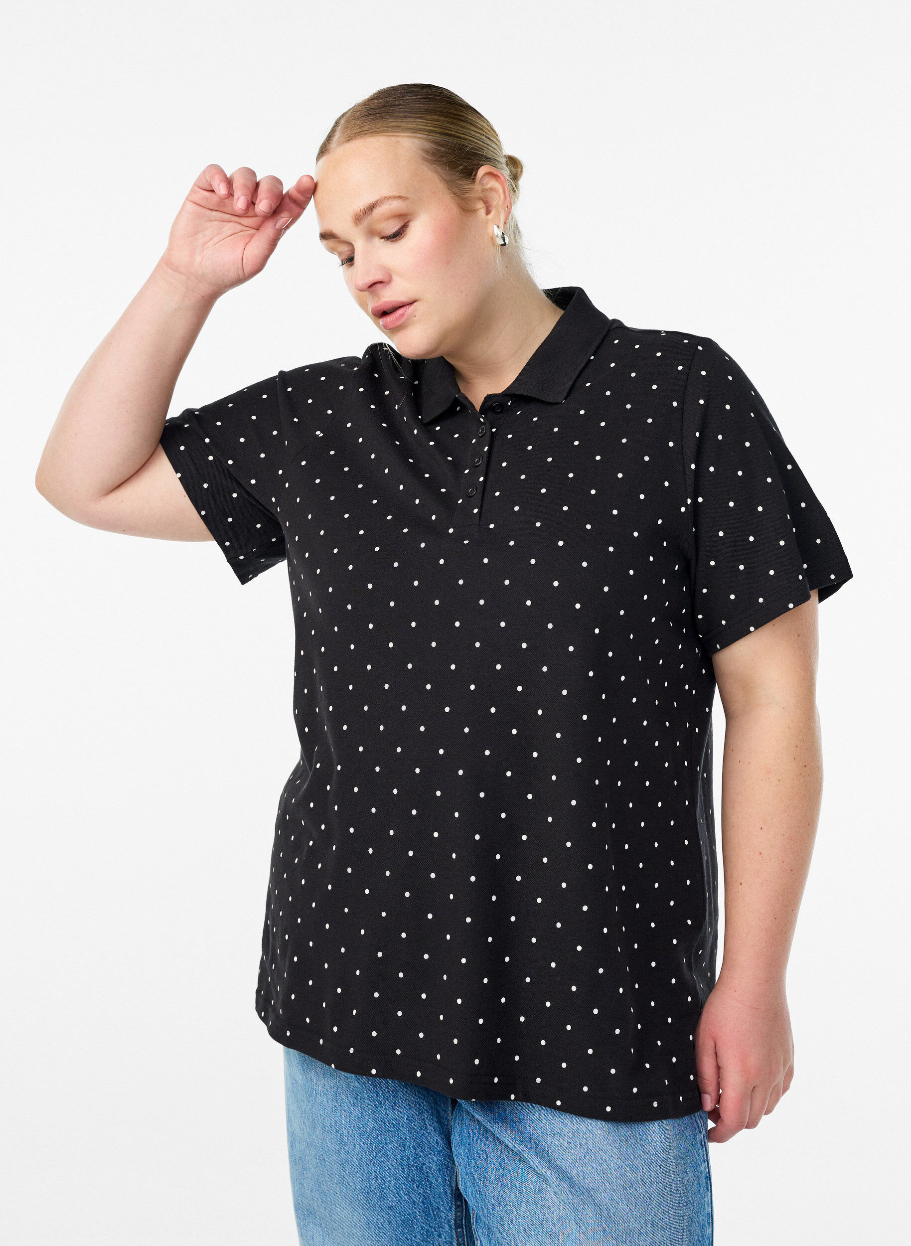 Gepunktetes Poloshirt mit kurzen &Auml;rmeln, Schwarz, Model