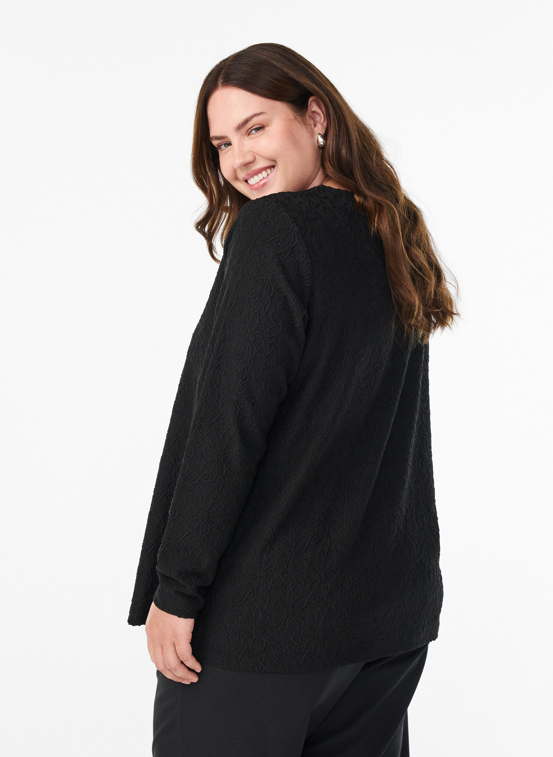 Zizzi Lang&auml;rmelige Bluse mit gebl&uuml;mter Struktur, Schwarz, Model image number 2