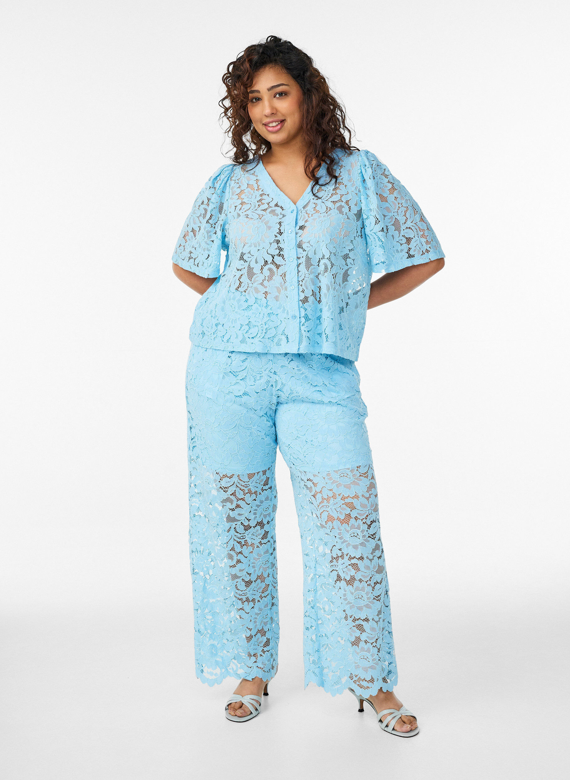 Zizzi Kurz&auml;rmelige Spitzenbluse mit V-Ausschnitt, Blau, Model image number 1