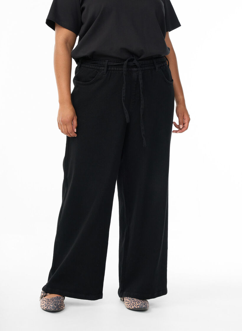 Jeans mit lockerer Passform, elastischem Bund und Tunnelzug, Schwarz, Model