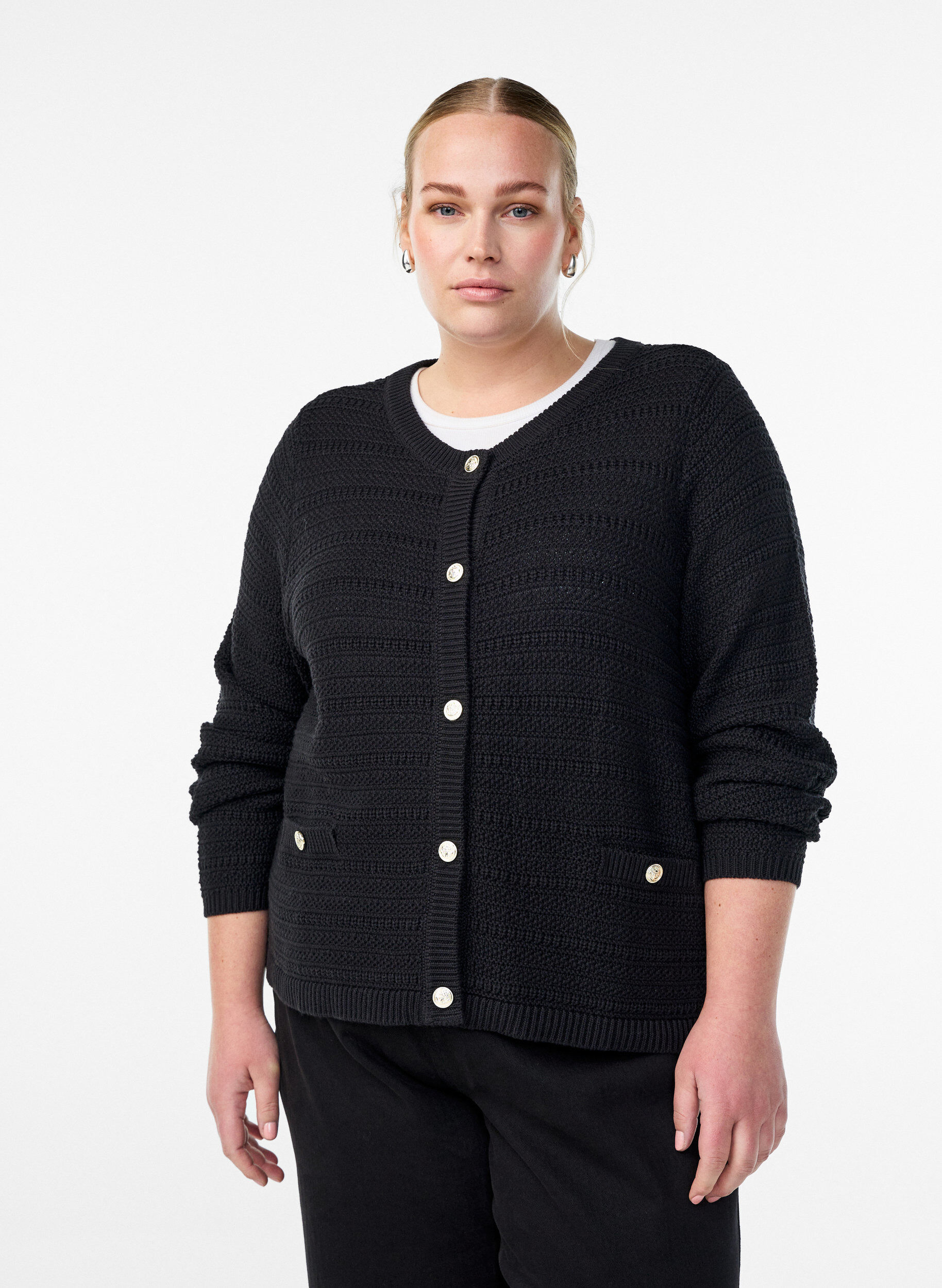 Strickjacke mit Strukturstrick und dekorativen Kn&ouml;pfen, Schwarz, Model