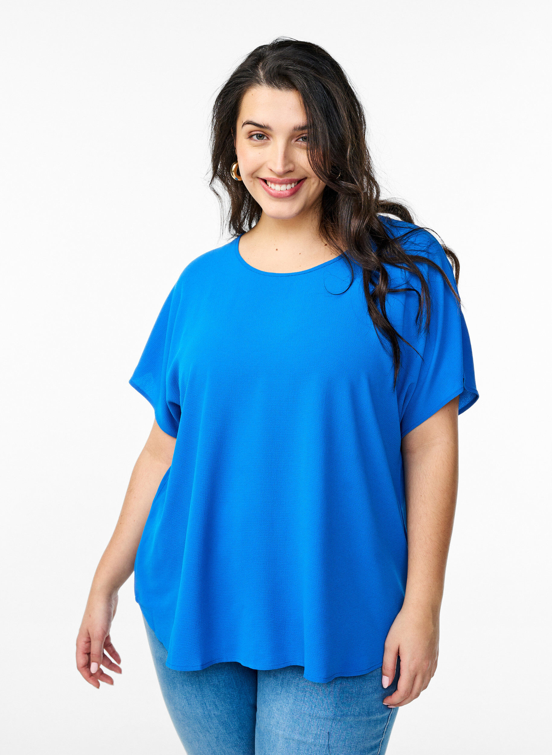 Zizzi Bluse mit kurzen &Auml;rmeln und einem Rundhalsausschnitt, Blau, Model image number 0