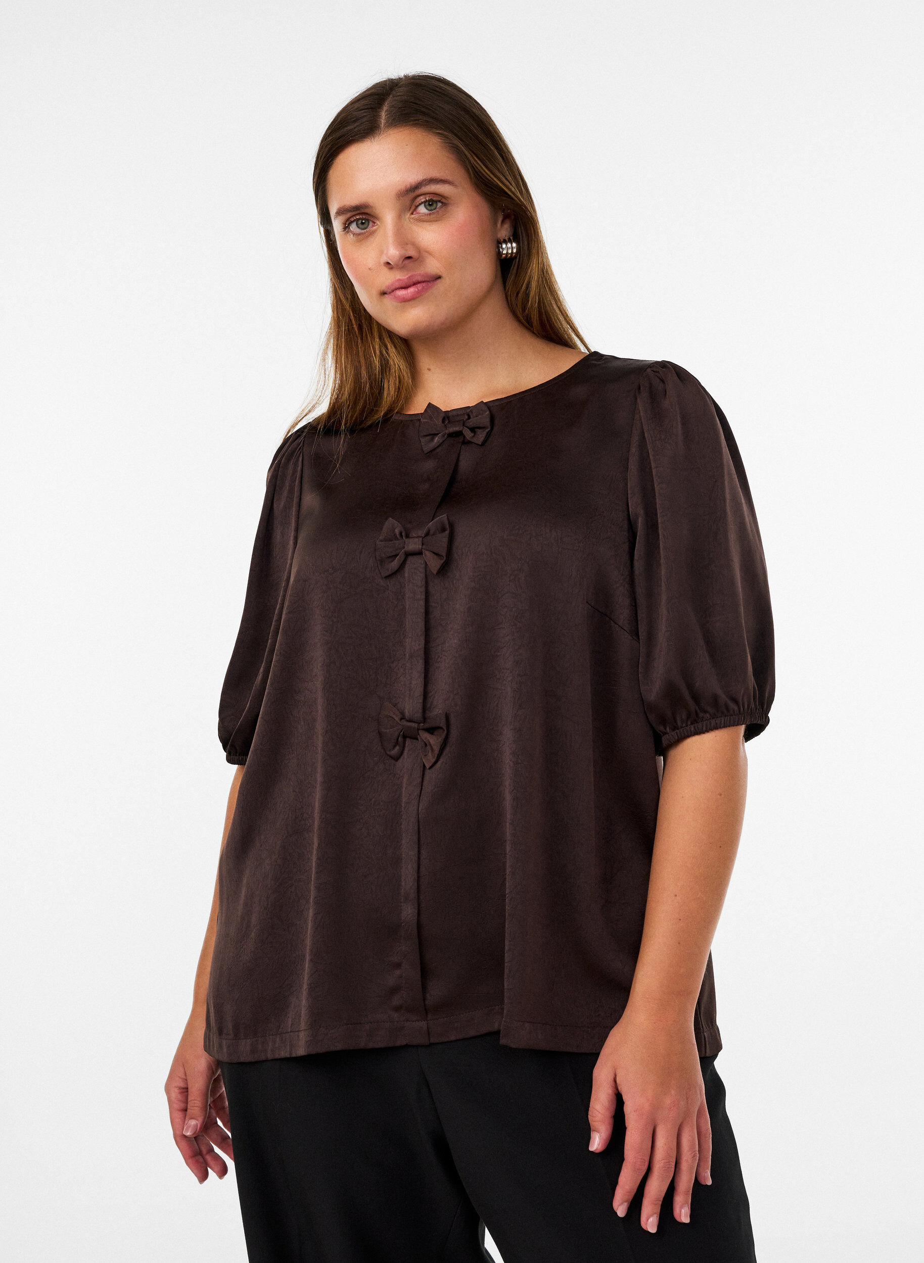 Bluse aus Satin mit Schleifen und ellbogenlangen &Auml;rmeln, Braun, Model