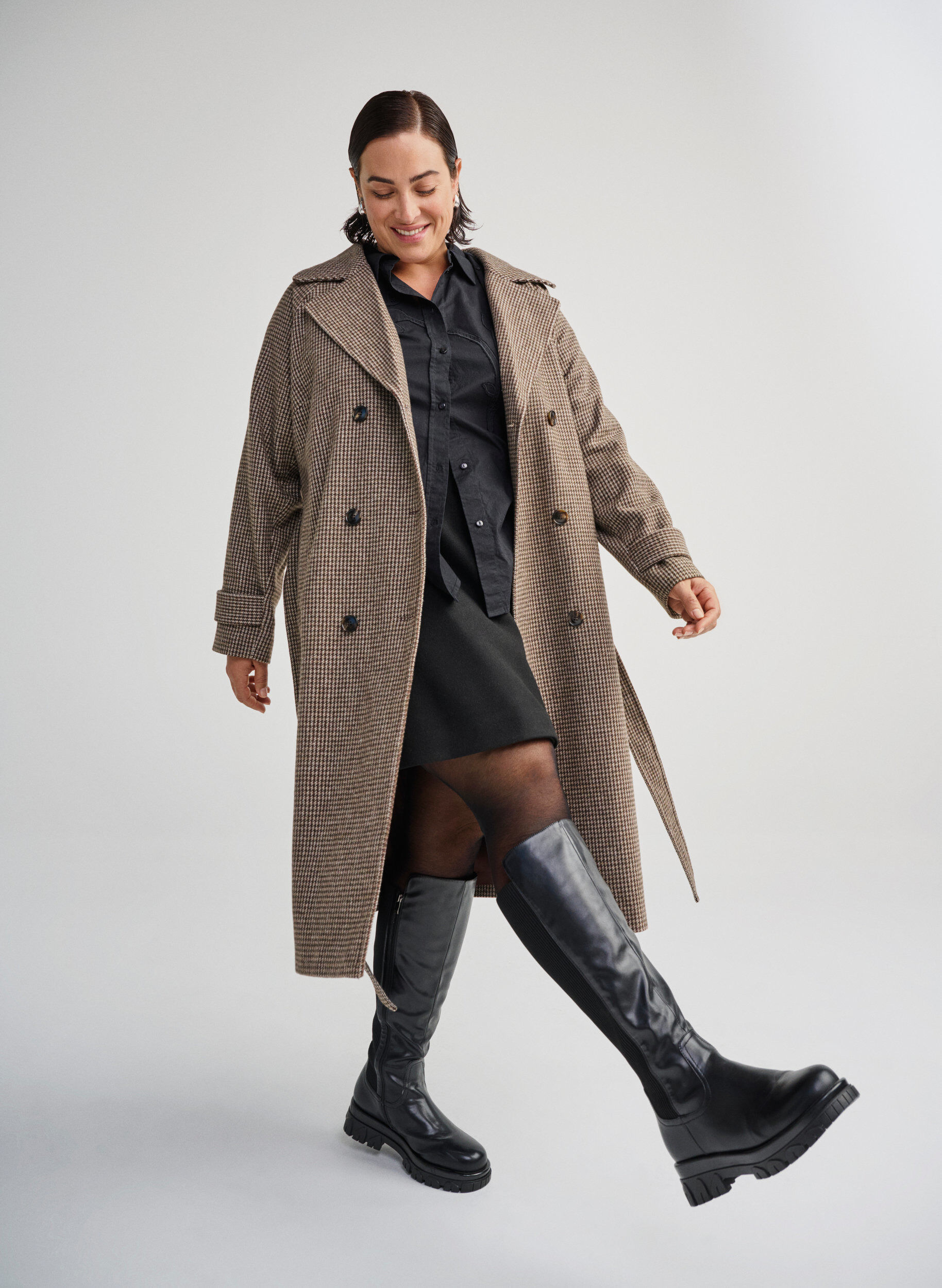 ZizziHoher Stiefel mit Rei&szlig;verschluss und elastischen Eins&auml;tzen, Schwarz, Image image number 0