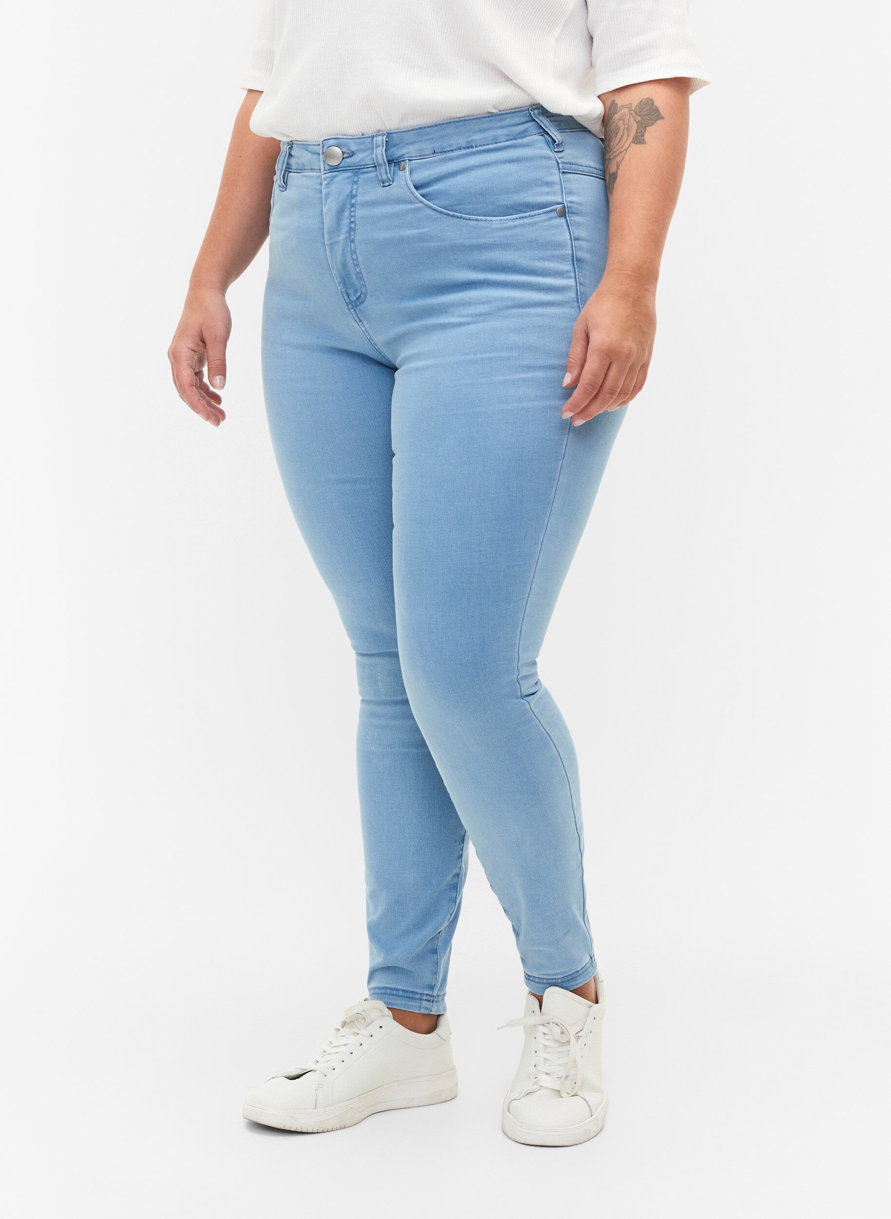 ZizziExtra schmale Amy Jeans mit hoher Taille, Ex Lt Blue, Model image number 2