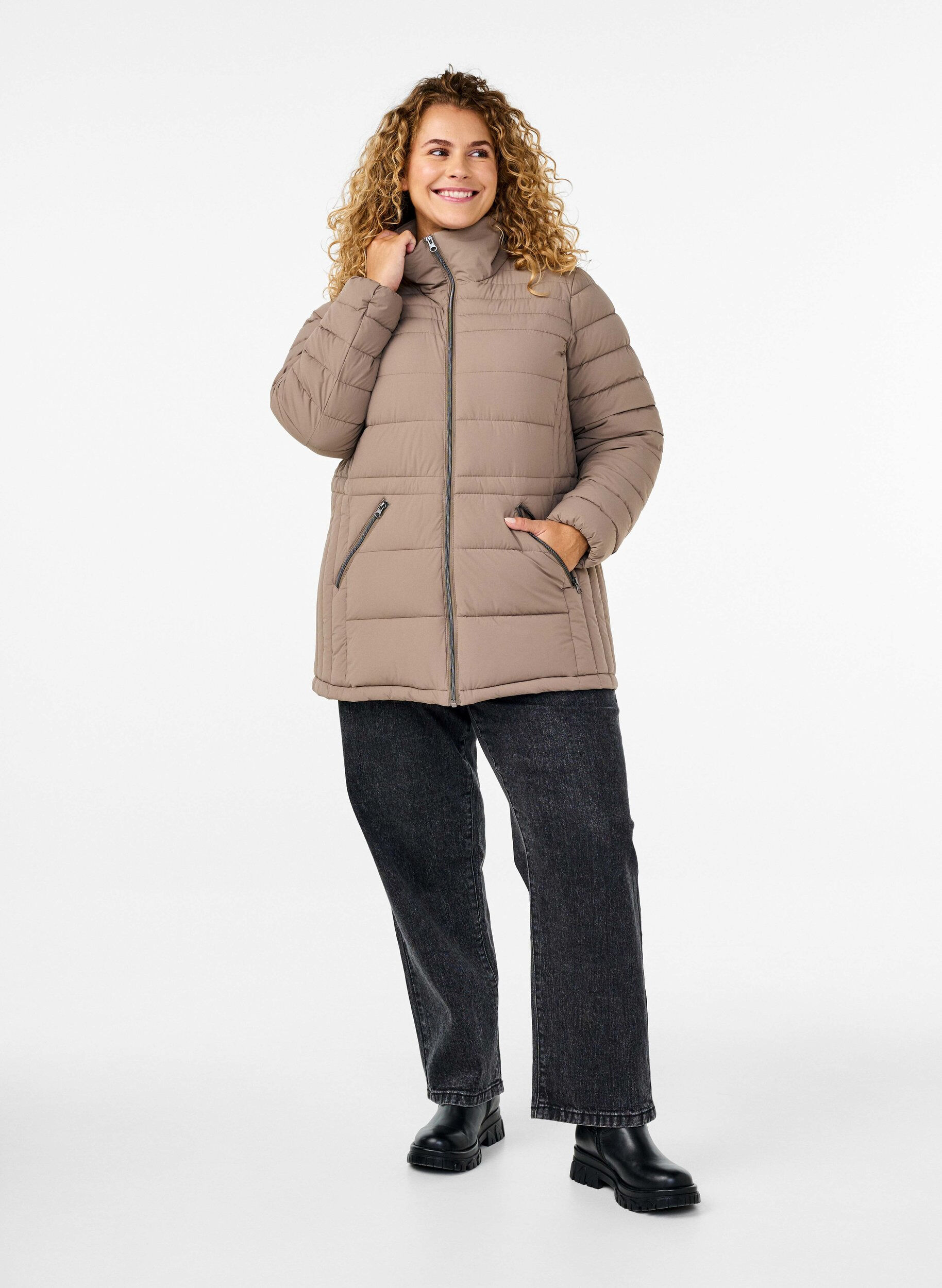 Zizzi Kurze Steppjacke mit Taschen, Beige, Model image number 1