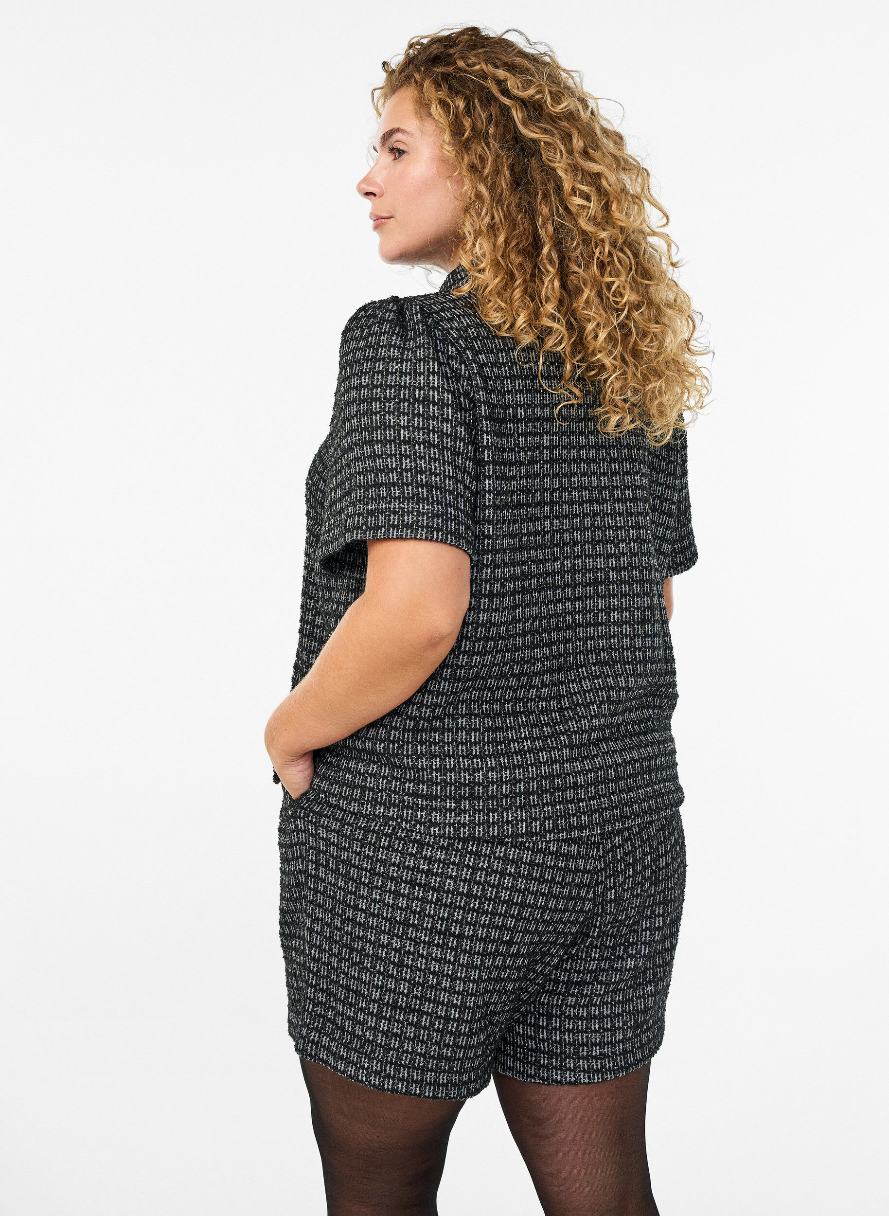 Zizzi Lockere Boucl&eacute;-Shorts mit Taschen, Schwarz, Model image number 2