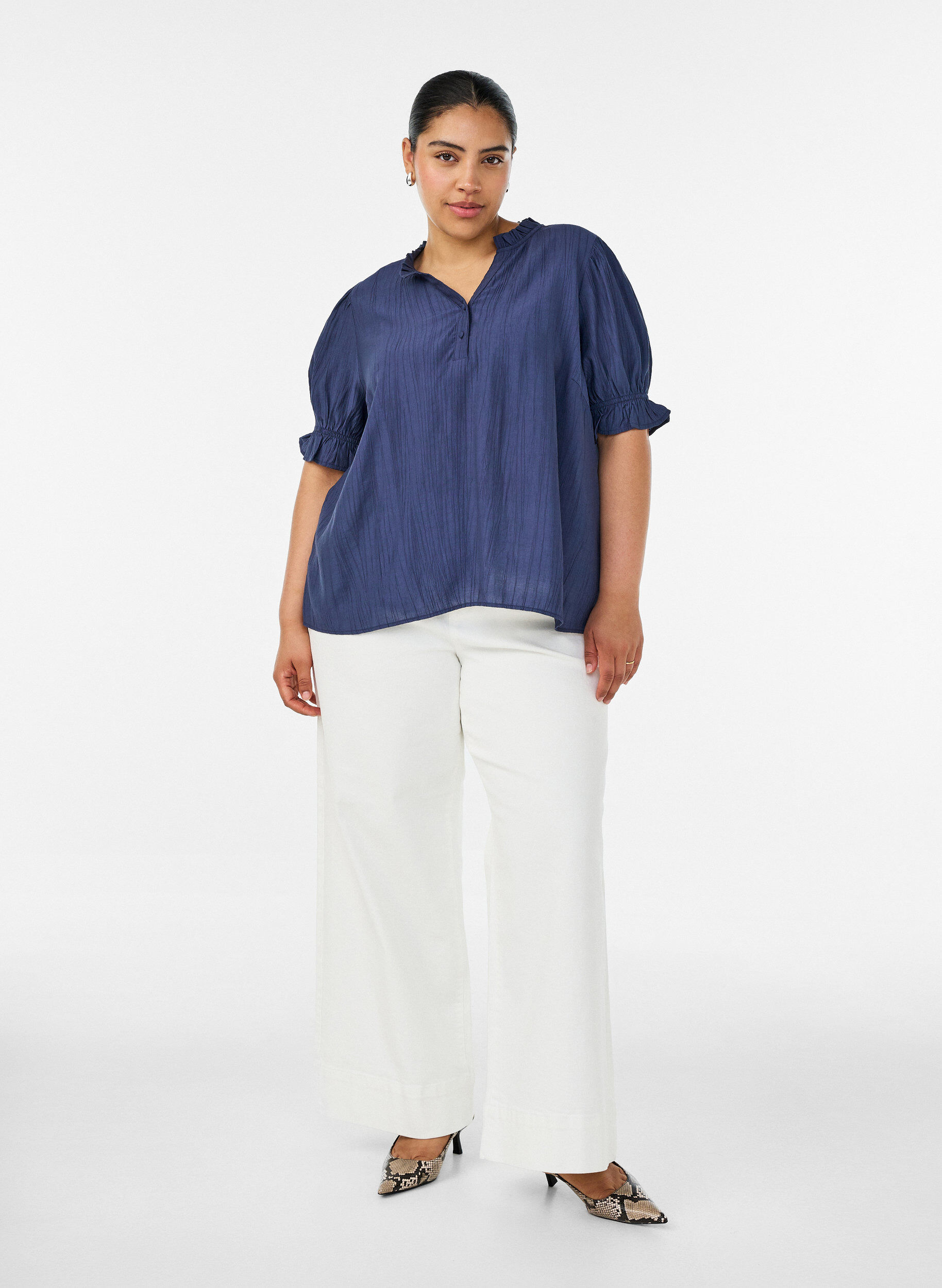 ZizziBluse aus einer gecrinkelten Viskosemischung mit V-Ausschnitt, Blau, Model image number 1