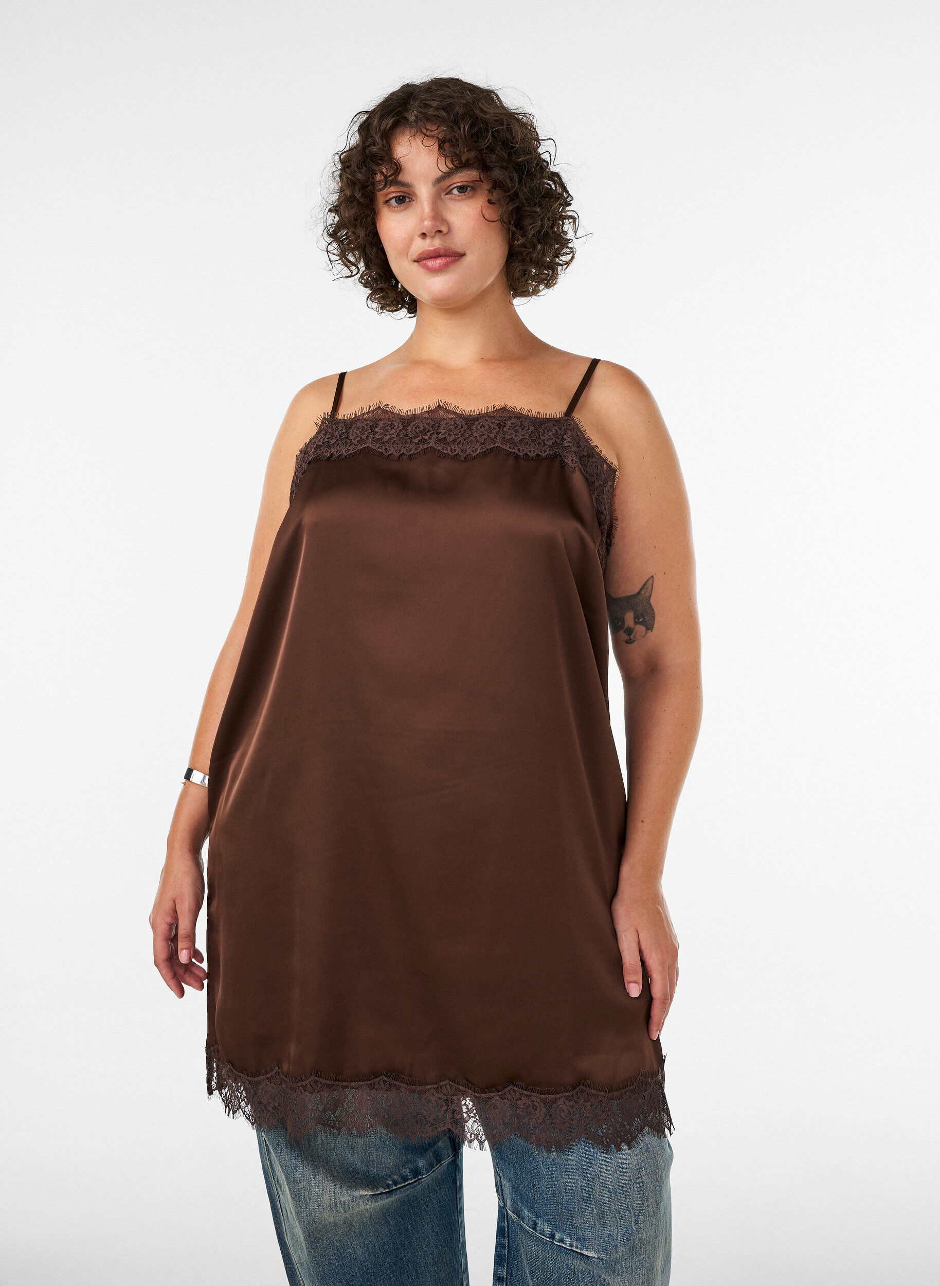 Langes Top aus Satin mit Spitzen, Braun, Model