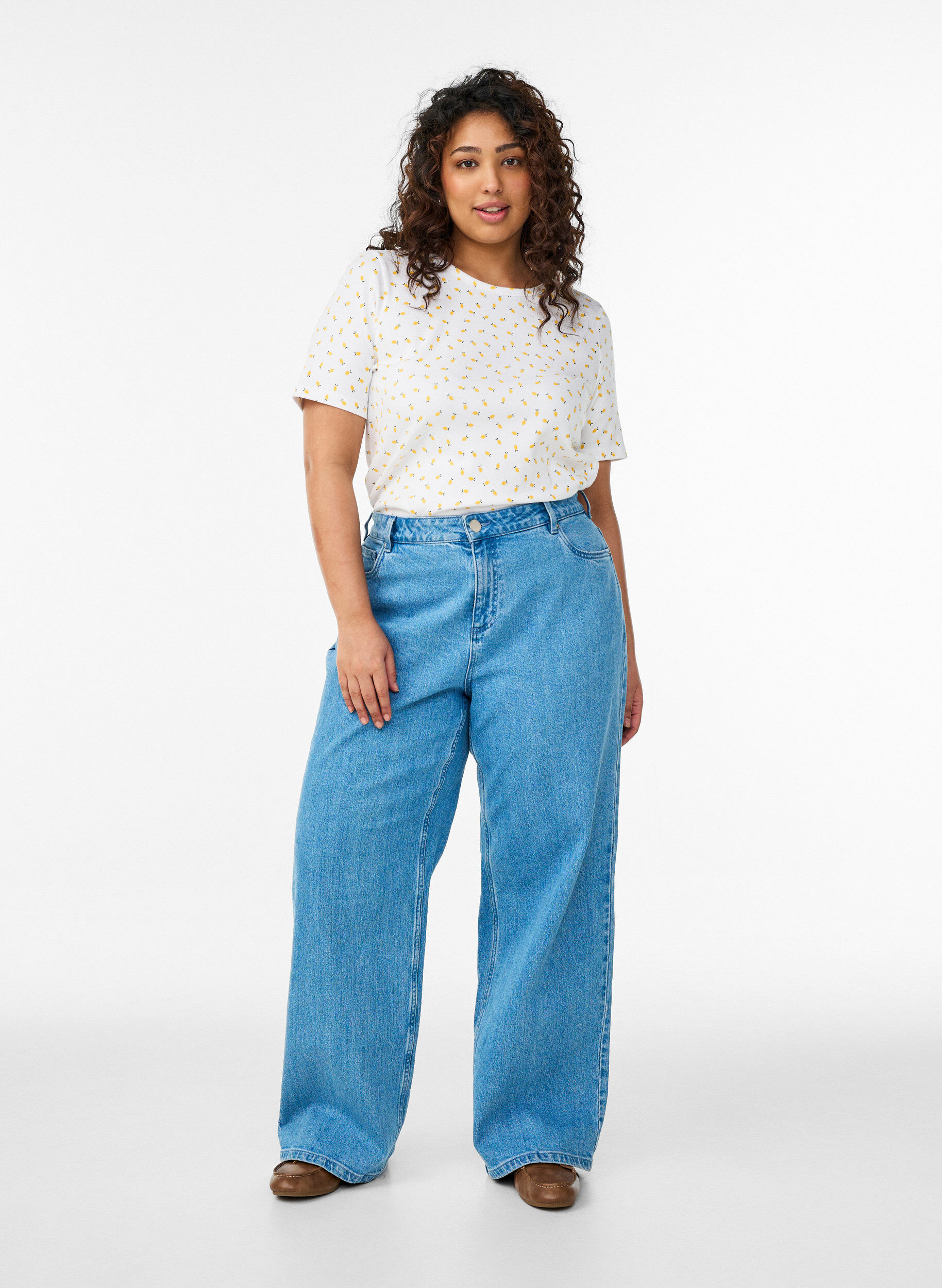 Zizzi T-Shirt aus Baumwolle mit Allover-Druck, Wei&szlig;, Model image number 1